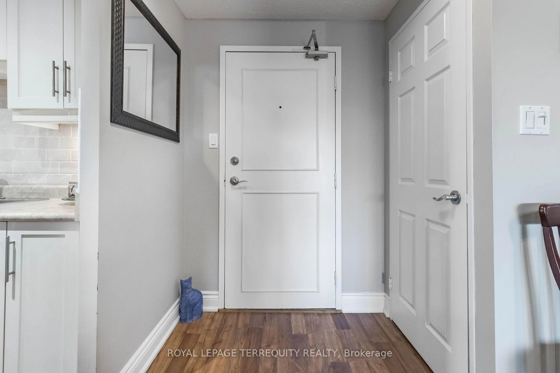 Photo 17 of Unit 1102, 812 Burnhamthorpe Road, Etobicoke, Markland Wood — HOMEH
