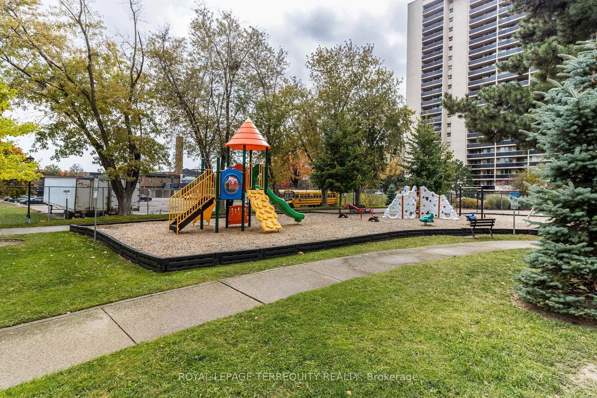 Photo 71 of Unit 1102, 812 Burnhamthorpe Road, Etobicoke, Markland Wood — HOMEH
