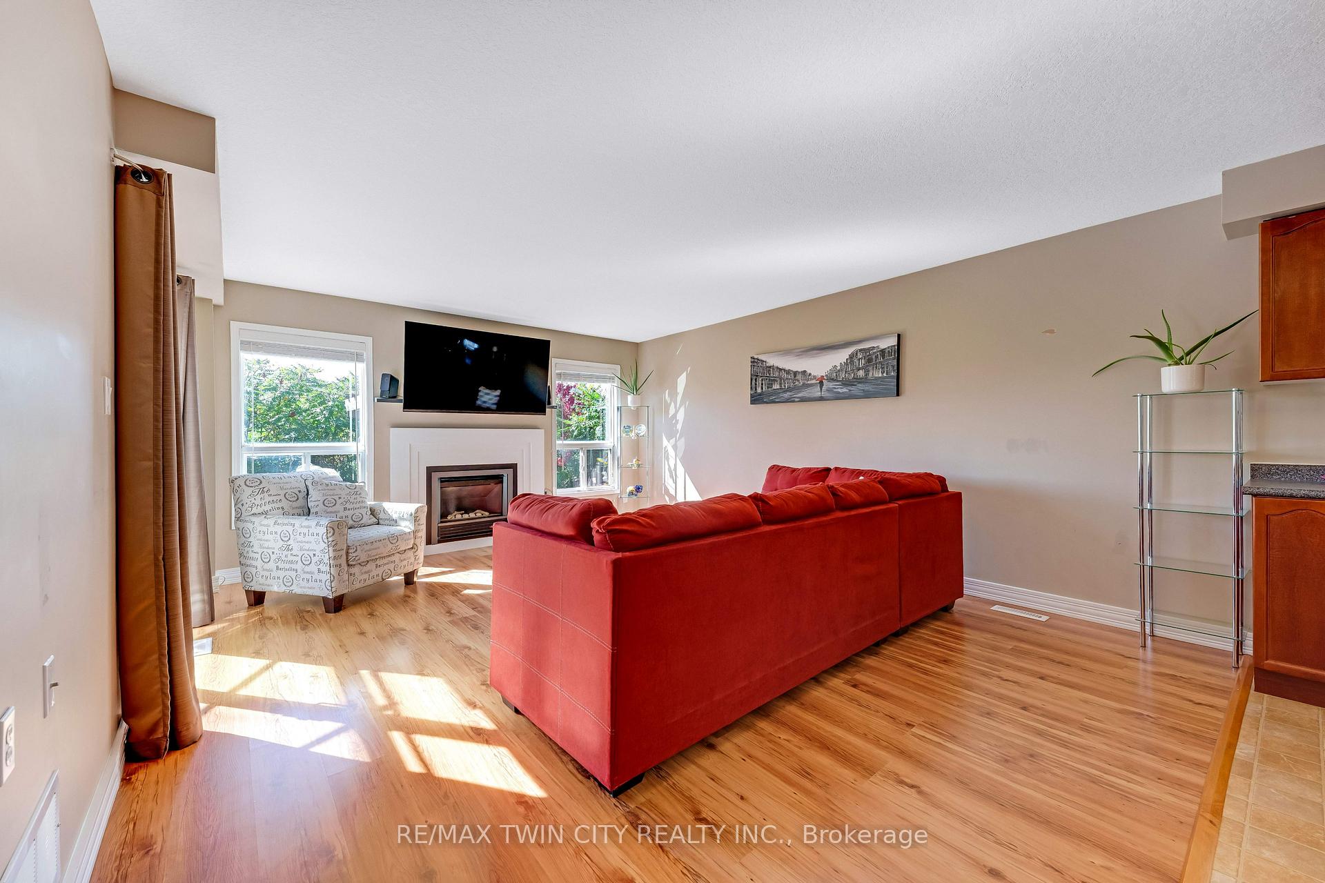 Photo 8 of 320 Brandenburg Place, Waterloo, Clair Hills — HOMEH