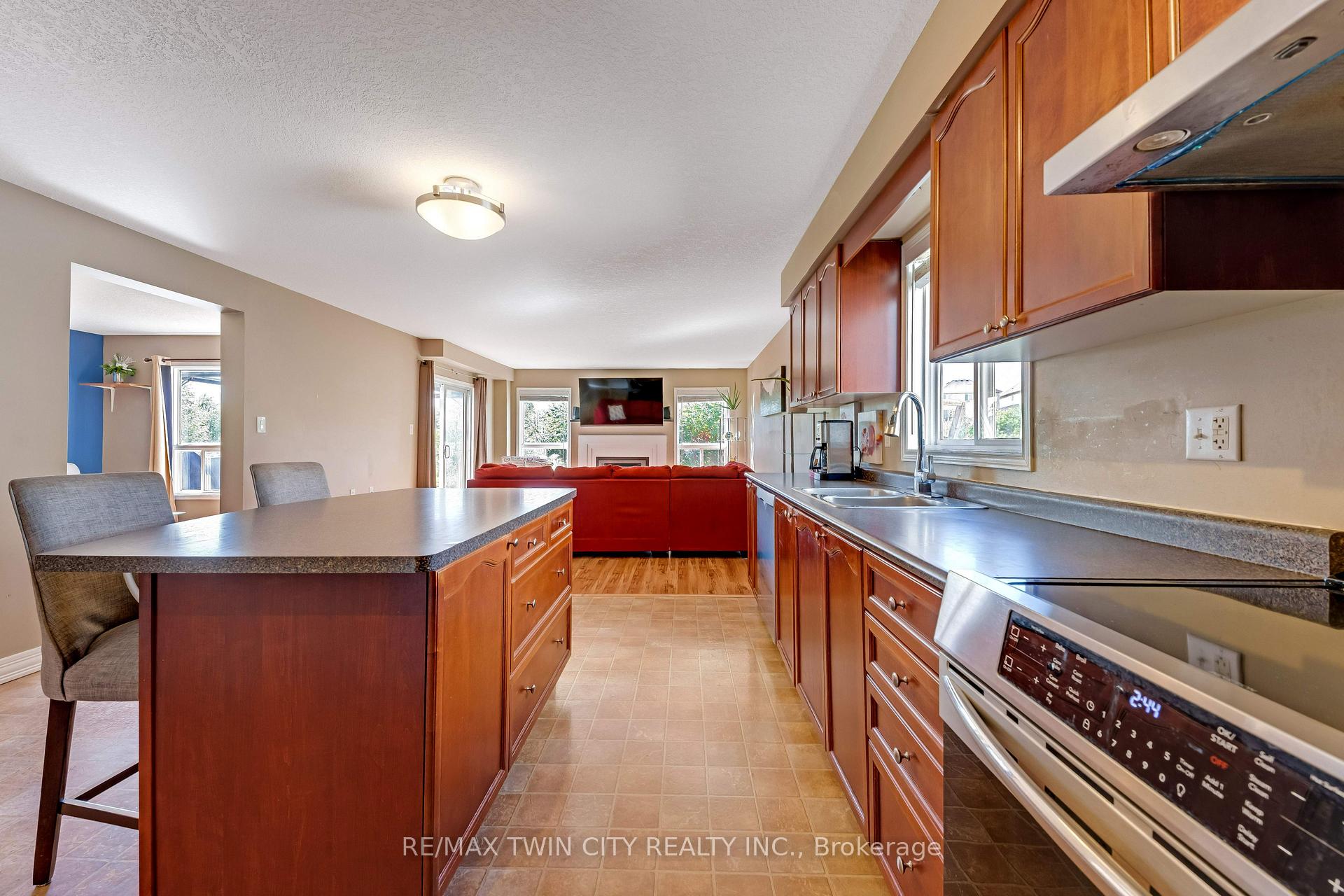 Photo 13 of 320 Brandenburg Place, Waterloo, Clair Hills — HOMEH