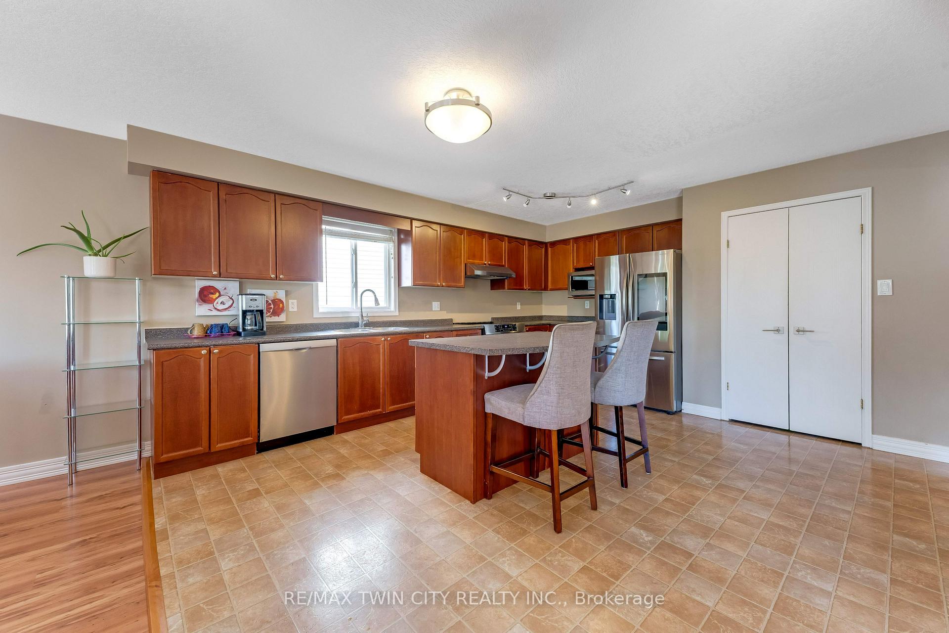 Photo 15 of 320 Brandenburg Place, Waterloo, Clair Hills — HOMEH
