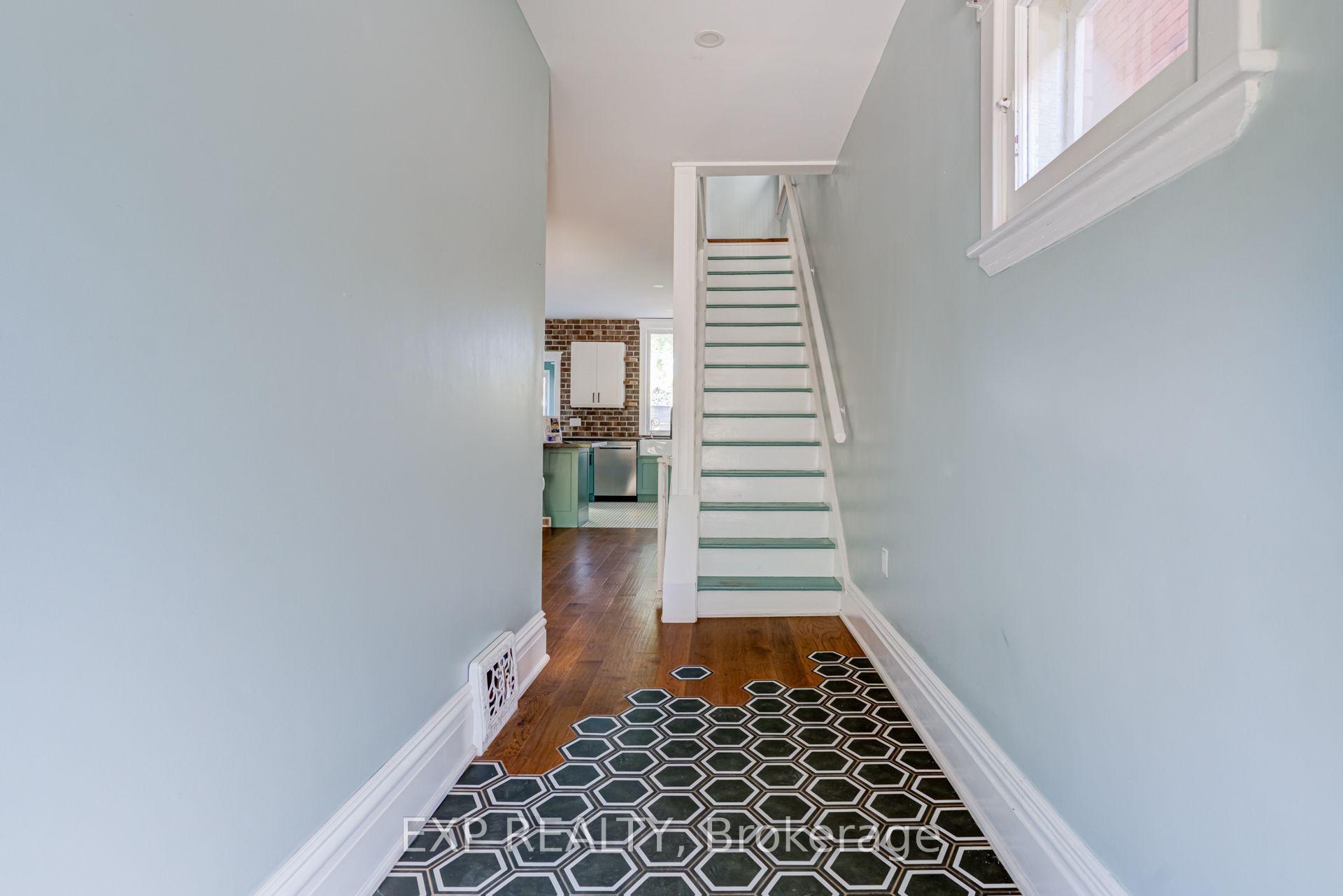 Photo 3 of 11 Lorne Avenue, Hamilton, Blakeley — HOMEH