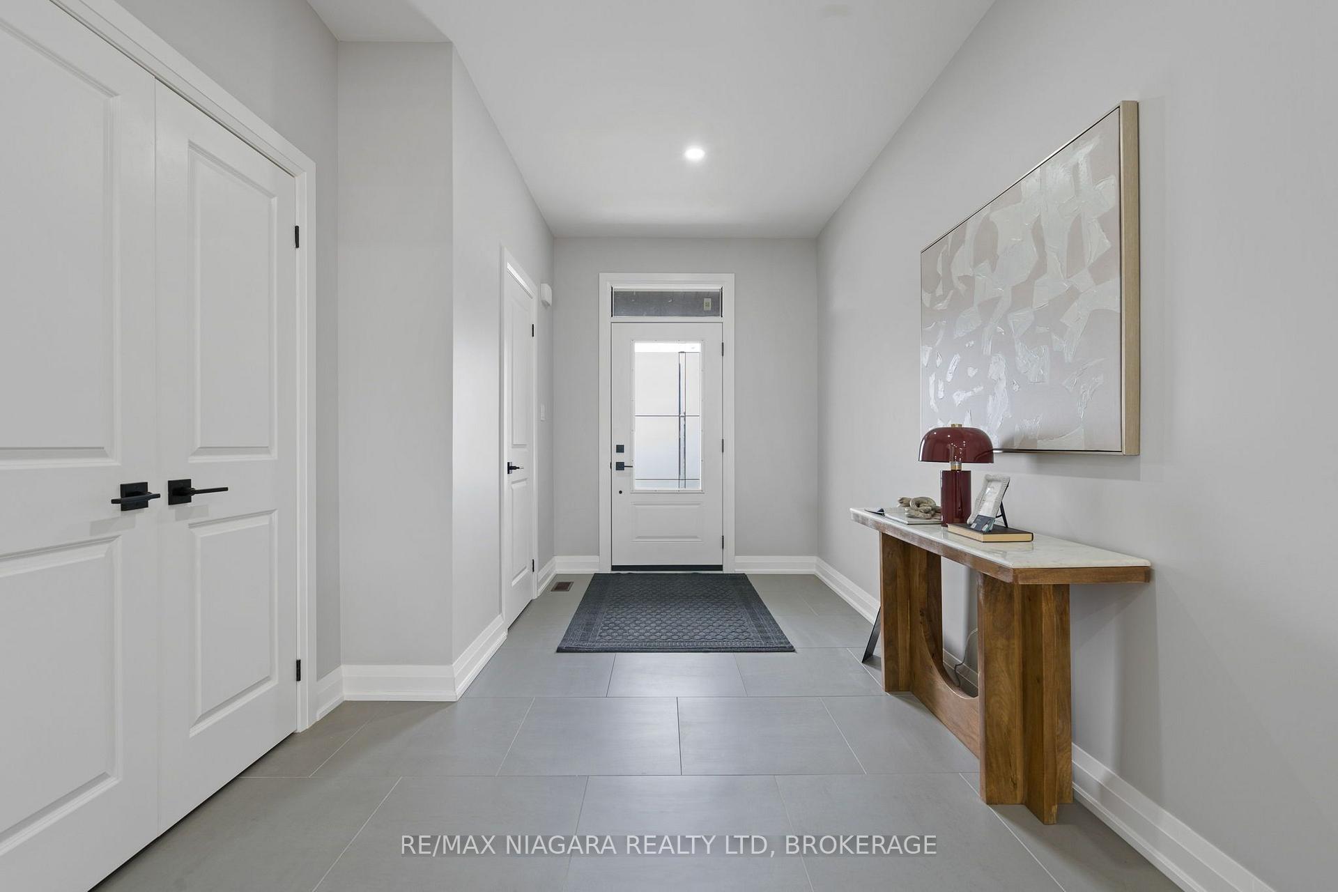 Photo 4 of 6136 Curlin Crescent, Niagara Falls, Forestview — HOMEH