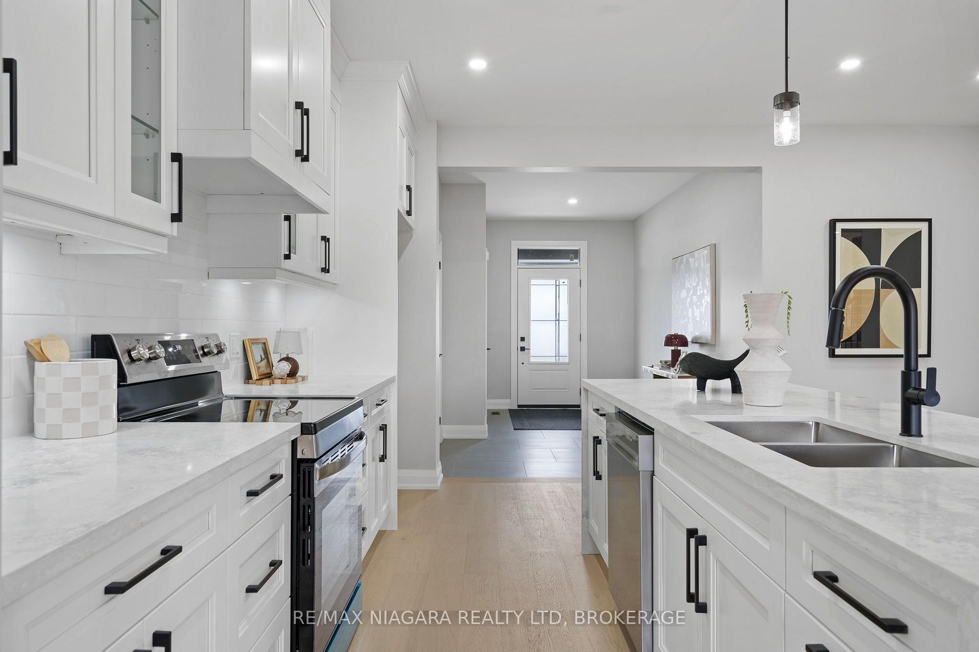 Photo 8 of 6136 Curlin Crescent, Niagara Falls, Forestview — HOMEH