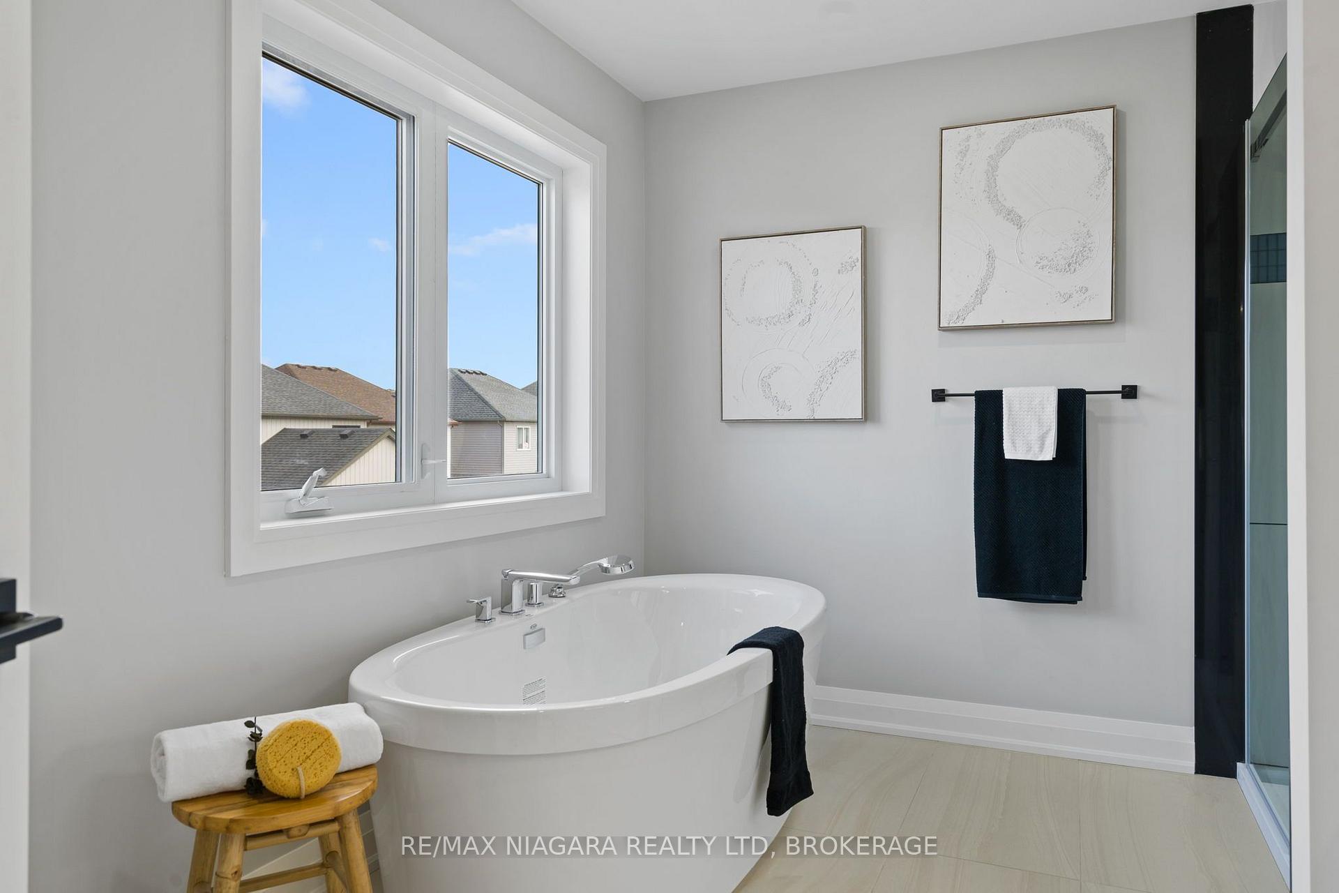 Photo 21 of 6136 Curlin Crescent, Niagara Falls, Forestview — HOMEH