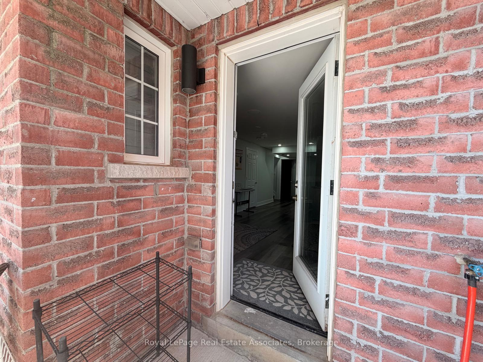 Photo 3 of Unit BASEMENT SUIT, 36 Zanetta Crescent, Brampton, Credit Valley — HOMEH