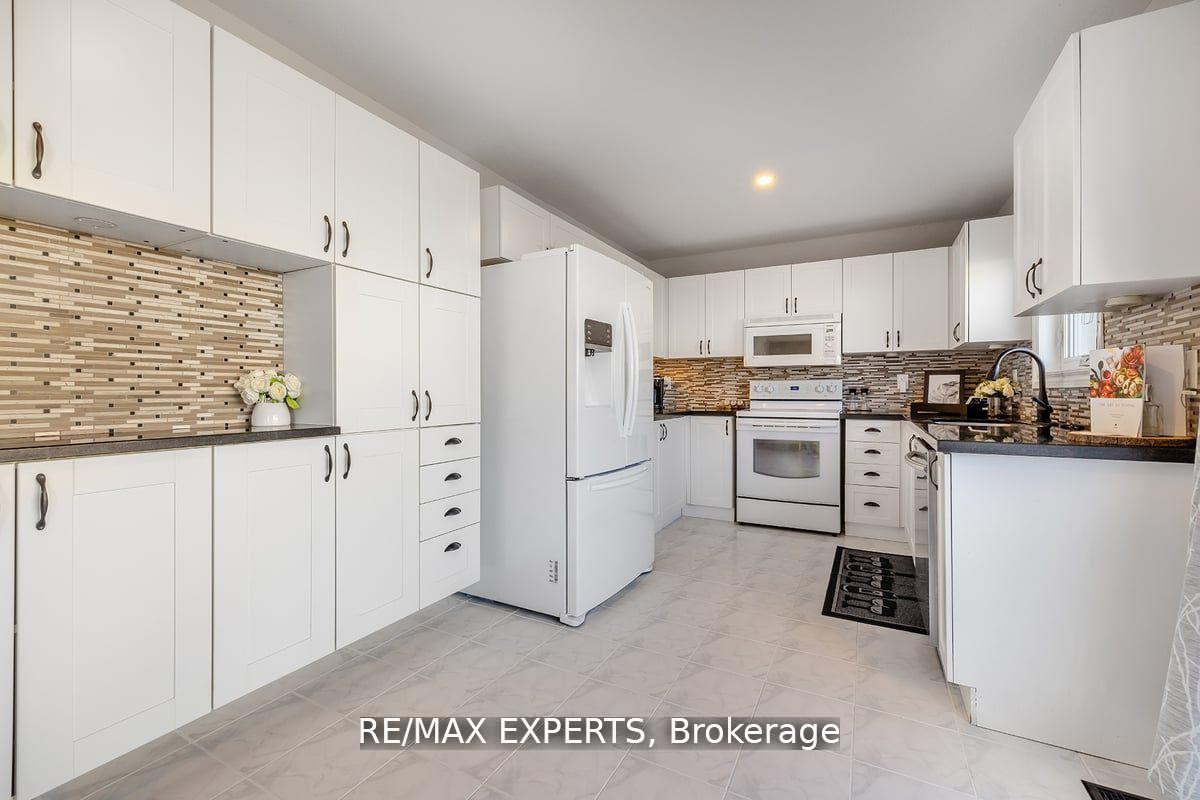 Photo 13 of 10 Snowden Avenue, Barrie, Innis-Shore — HOMEH