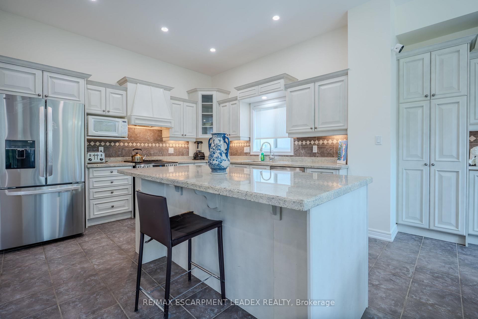 Photo 11 of 79 Moorland Crescent, Hamilton, Meadowlands — HOMEH