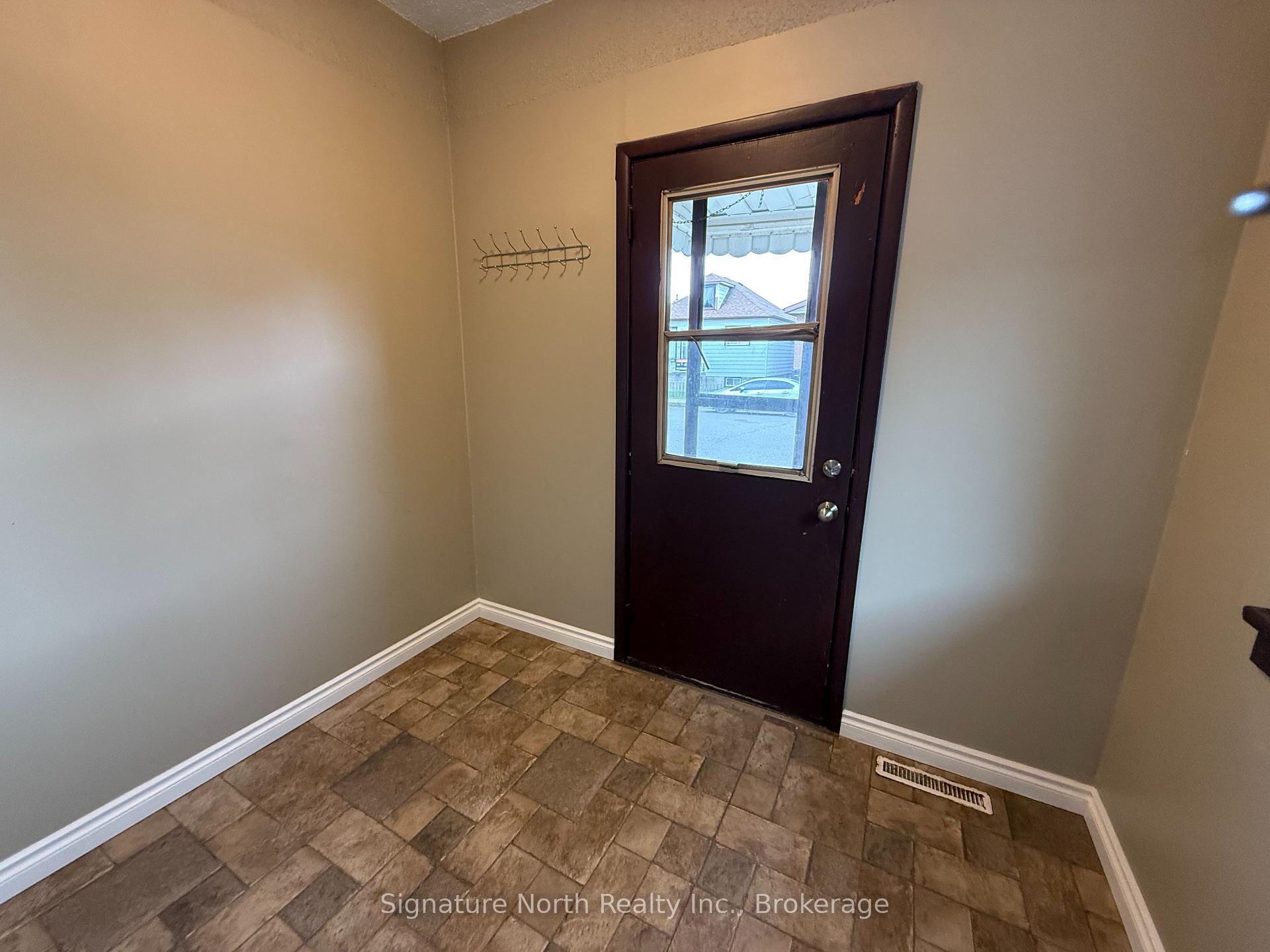 Photo 7 of 618 Mctavish Street, Thunder Bay, East End — HOMEH