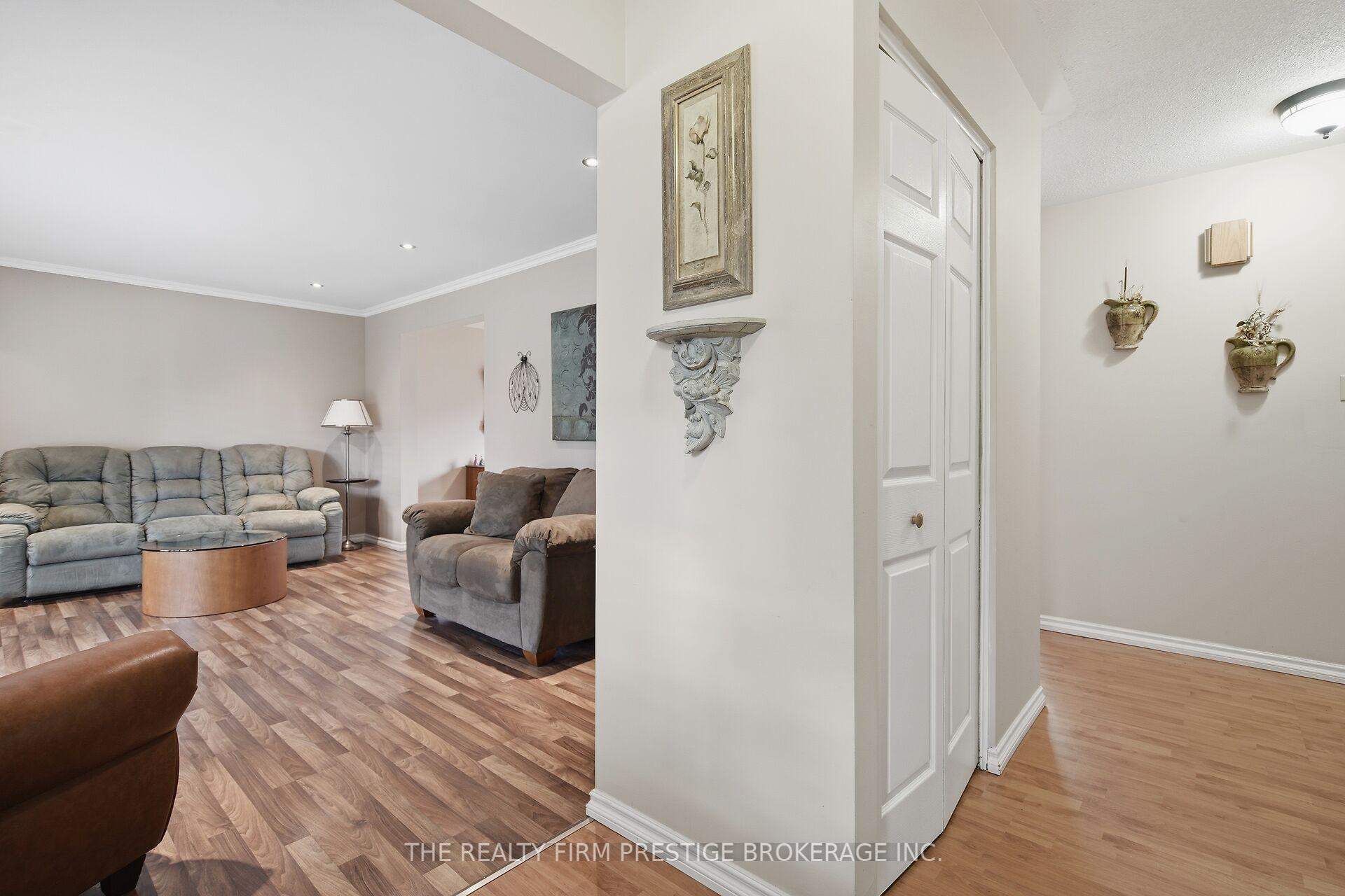 Photo 5 of 126 Gardenvale Crescent, London, South N — HOMEH