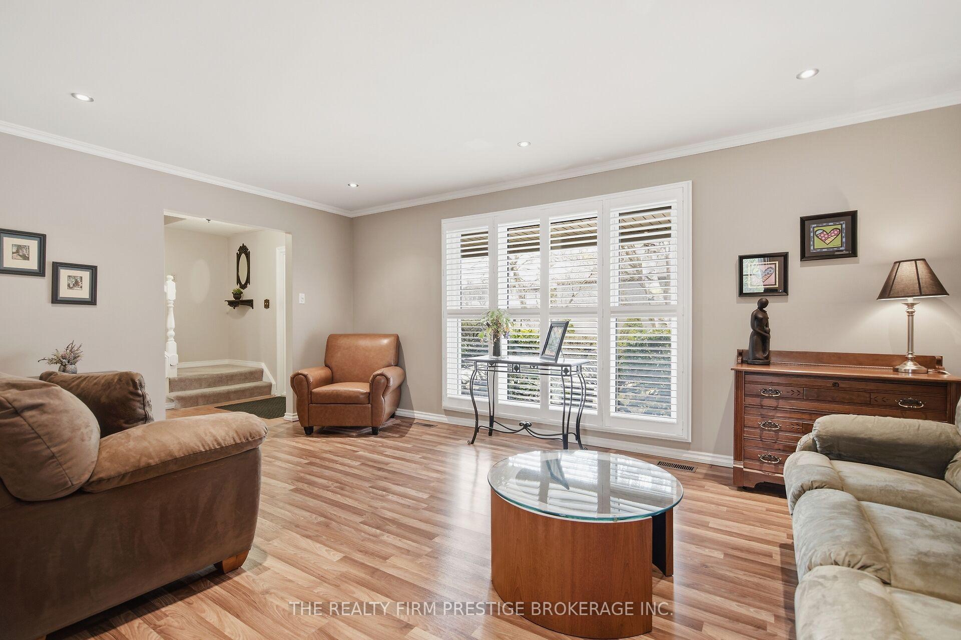 Photo 8 of 126 Gardenvale Crescent, London, South N — HOMEH