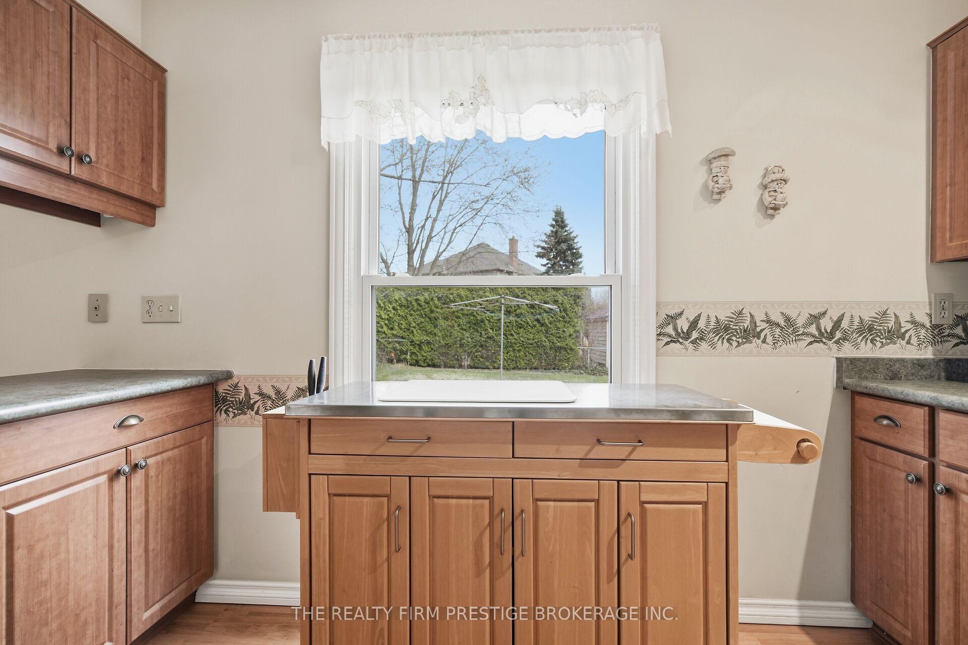 Photo 15 of 126 Gardenvale Crescent, London, South N — HOMEH