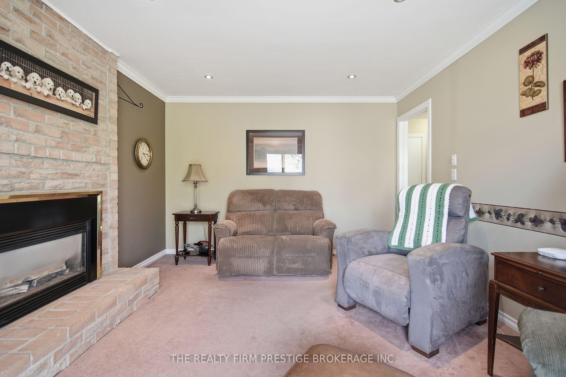 Photo 18 of 126 Gardenvale Crescent, London, South N — HOMEH