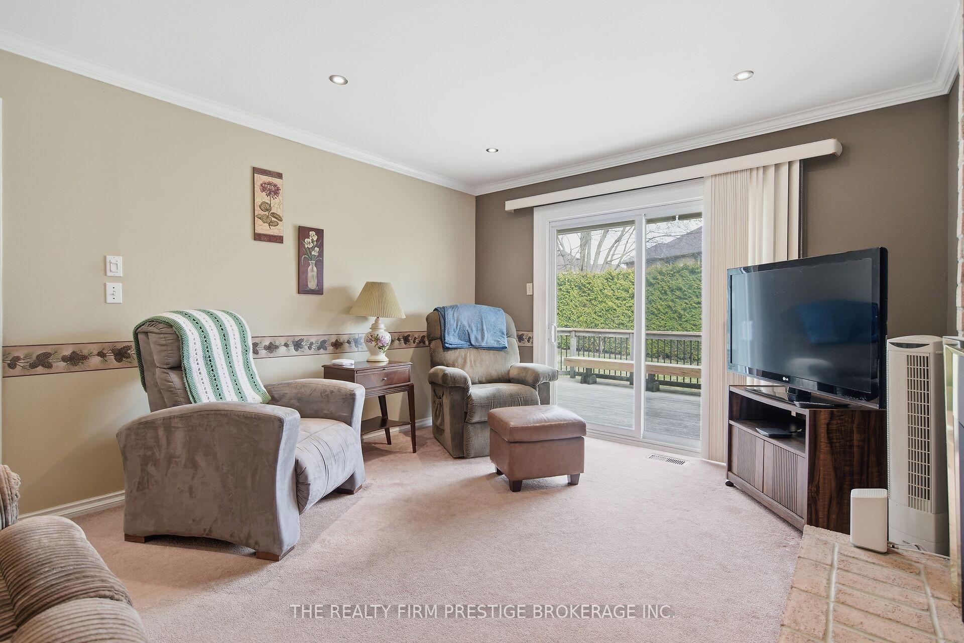 Photo 17 of 126 Gardenvale Crescent, London, South N — HOMEH