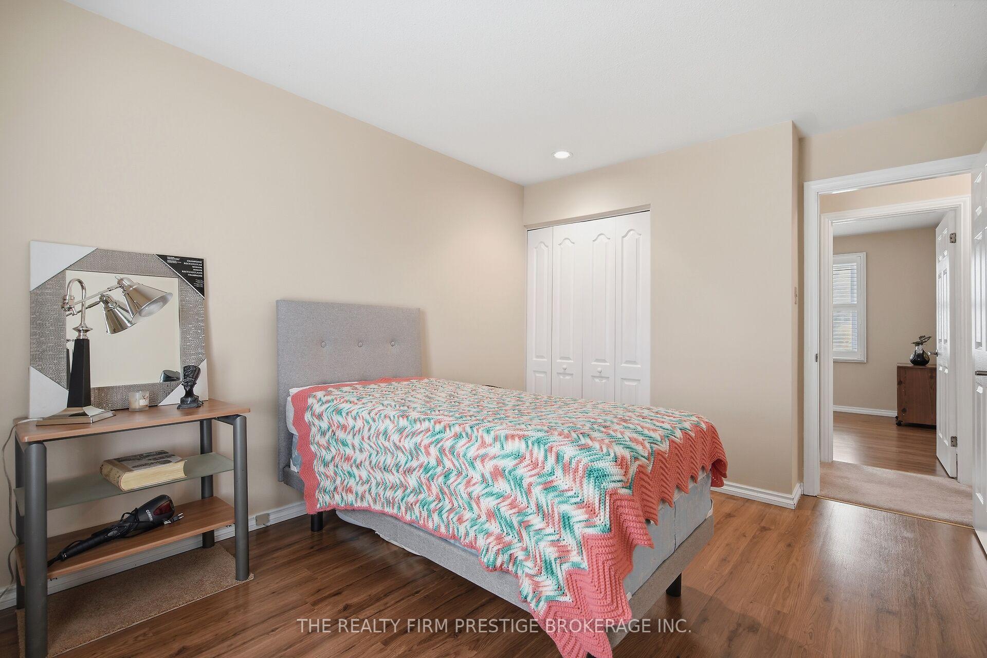 Photo 25 of 126 Gardenvale Crescent, London, South N — HOMEH