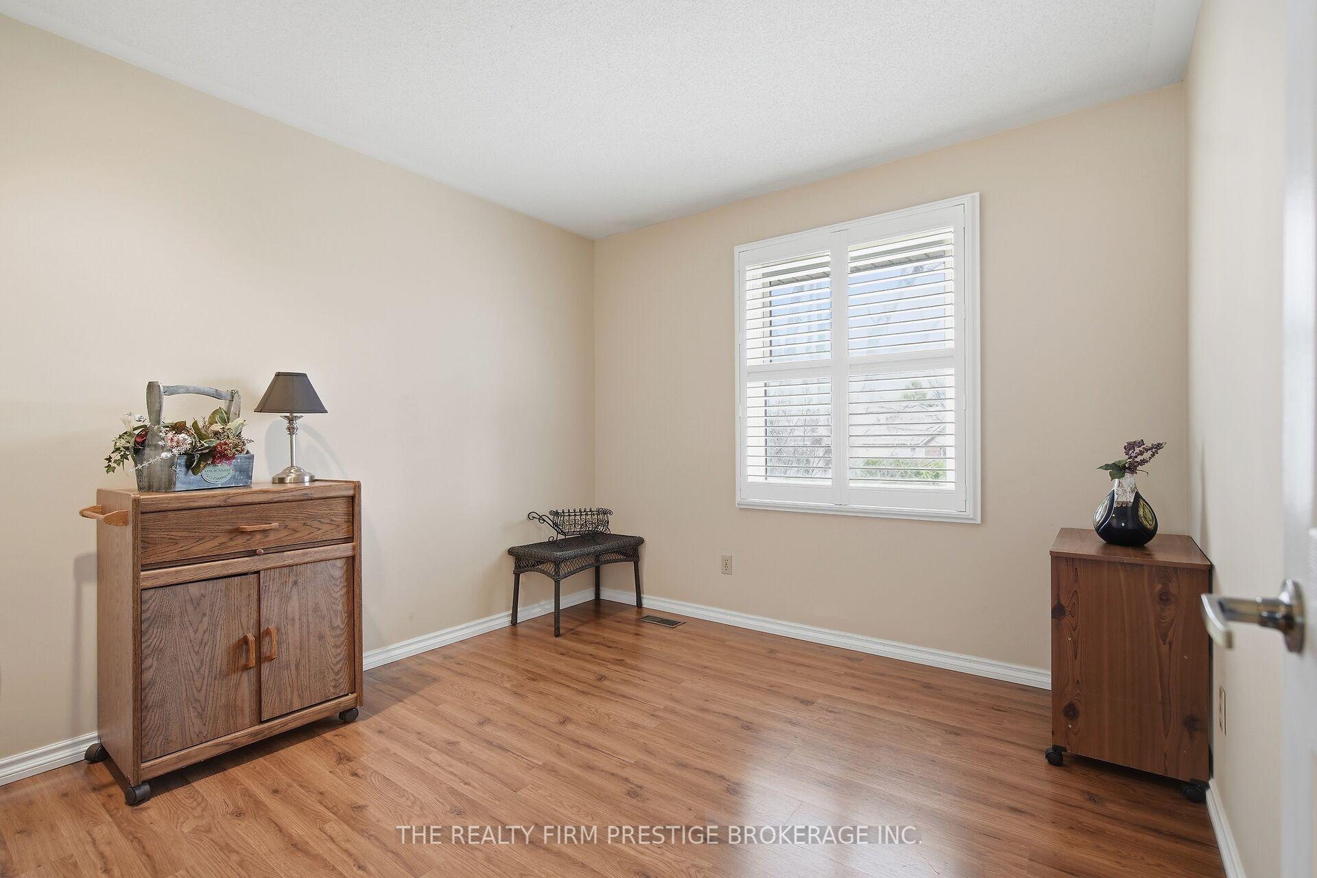 Photo 26 of 126 Gardenvale Crescent, London, South N — HOMEH