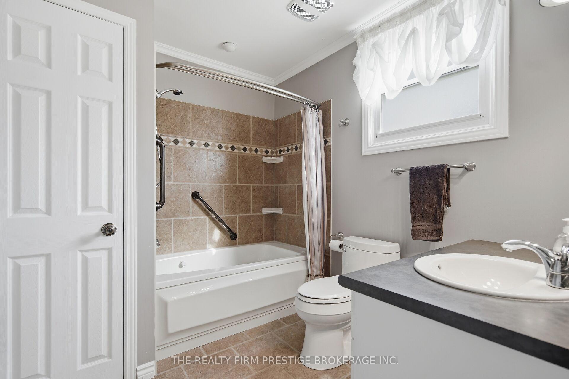 Photo 29 of 126 Gardenvale Crescent, London, South N — HOMEH