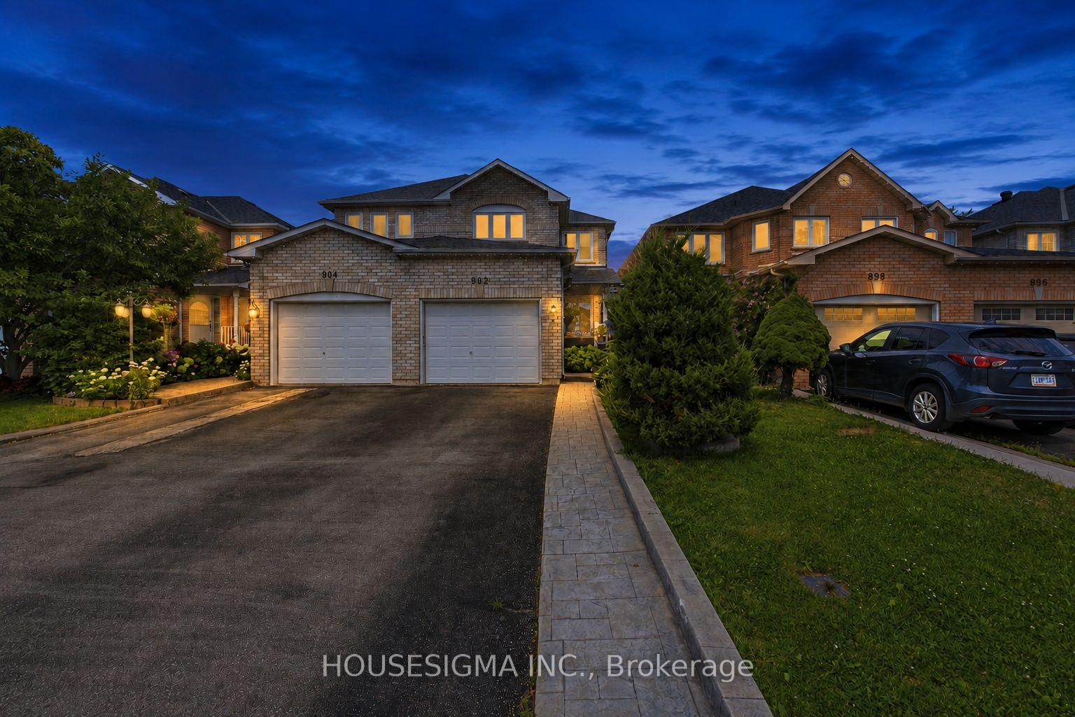 Photo 1 of 902 Applecroft Circle, Mississauga, East Credit — HOMEH