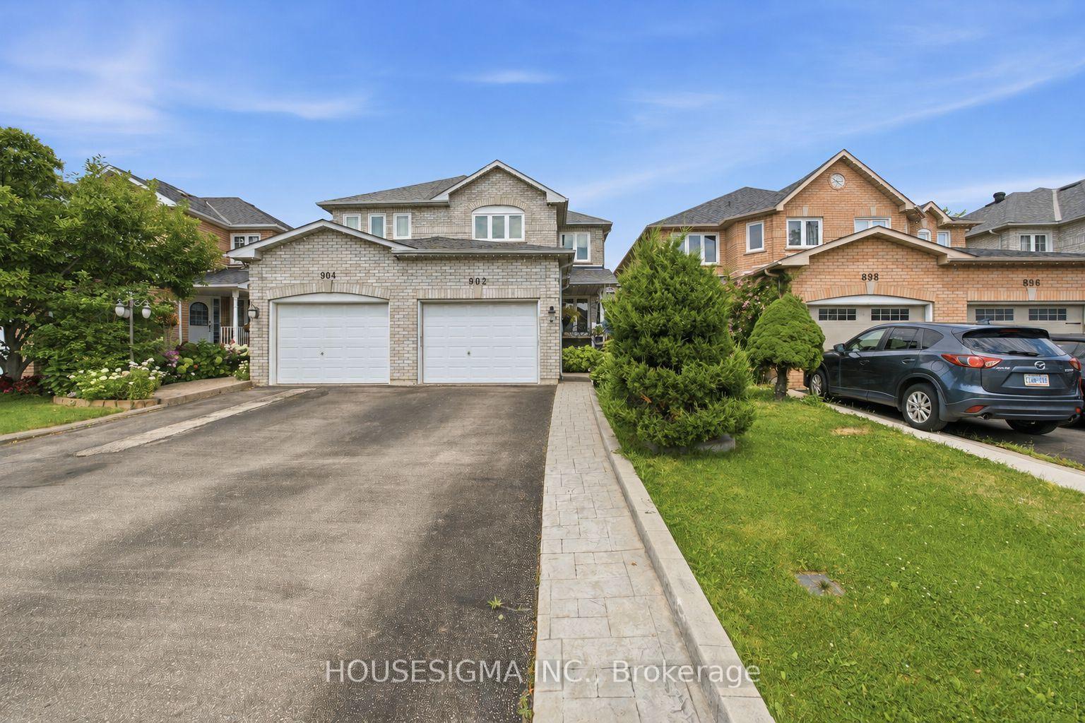 Photo 2 of 902 Applecroft Circle, Mississauga, East Credit — HOMEH