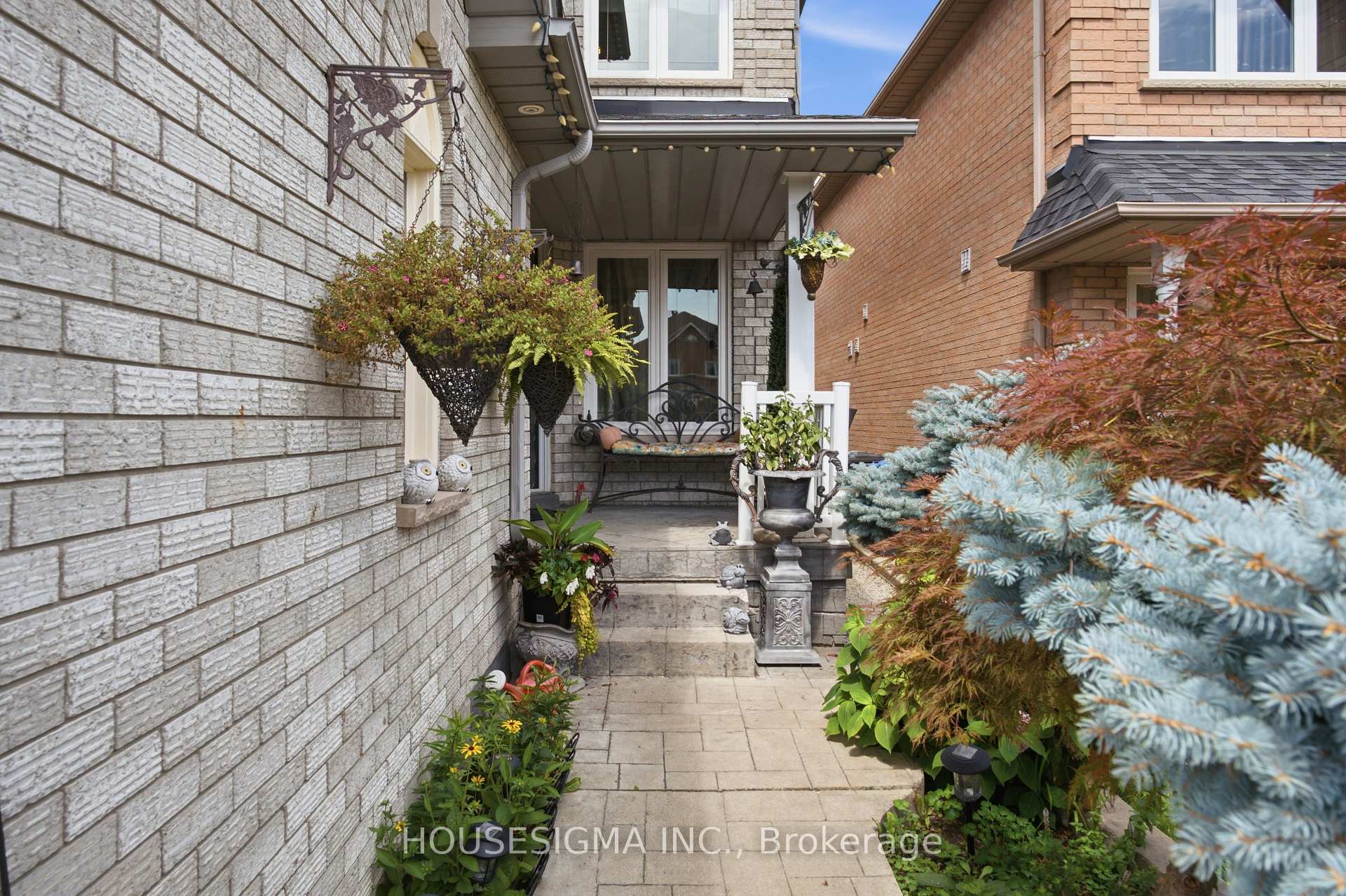 Photo 3 of 902 Applecroft Circle, Mississauga, East Credit — HOMEH