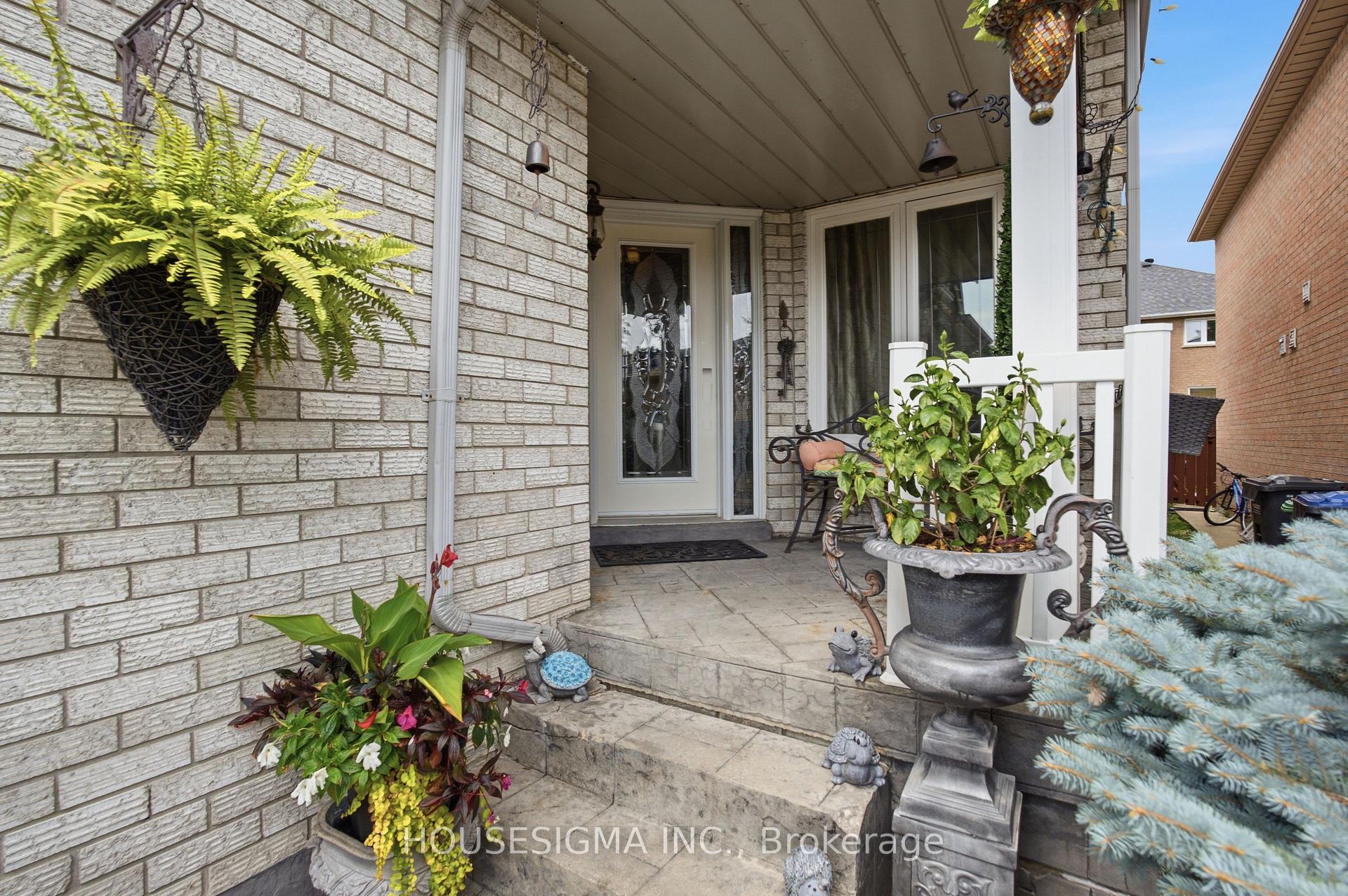Photo 4 of 902 Applecroft Circle, Mississauga, East Credit — HOMEH