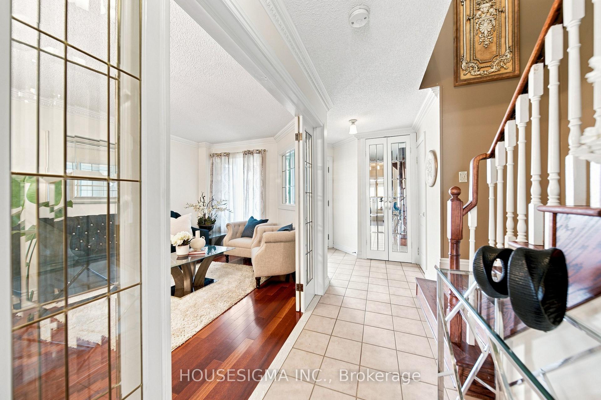 Photo 7 of 902 Applecroft Circle, Mississauga, East Credit — HOMEH