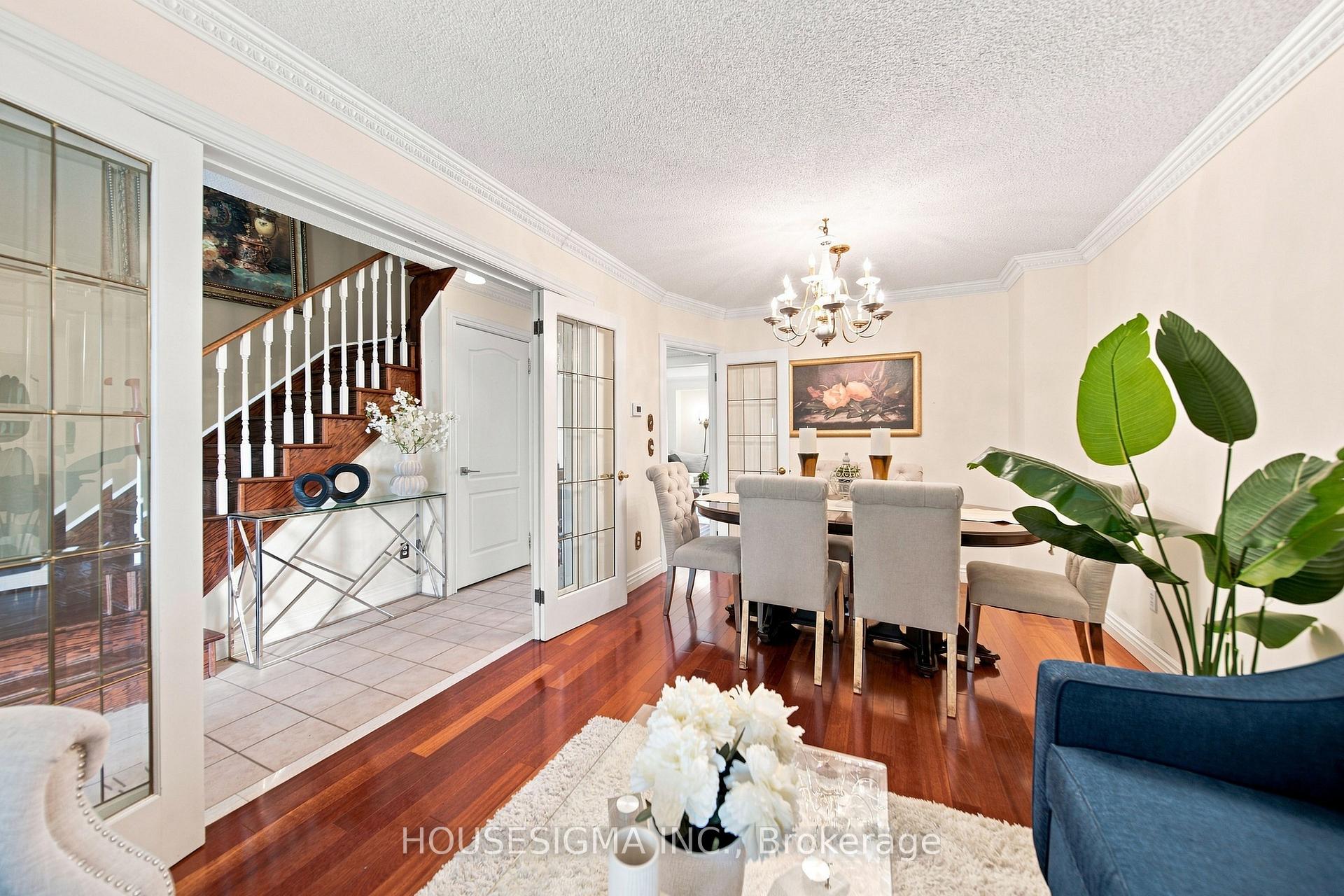 Photo 9 of 902 Applecroft Circle, Mississauga, East Credit — HOMEH