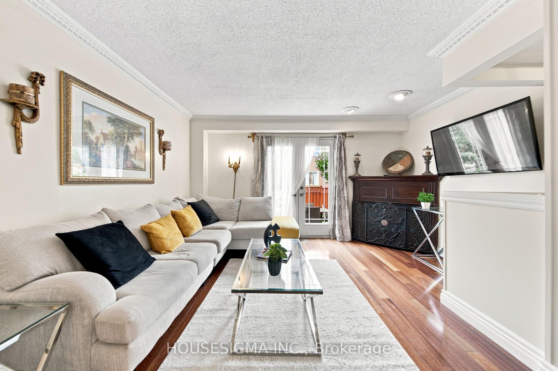 Photo 11 of 902 Applecroft Circle, Mississauga, East Credit — HOMEH