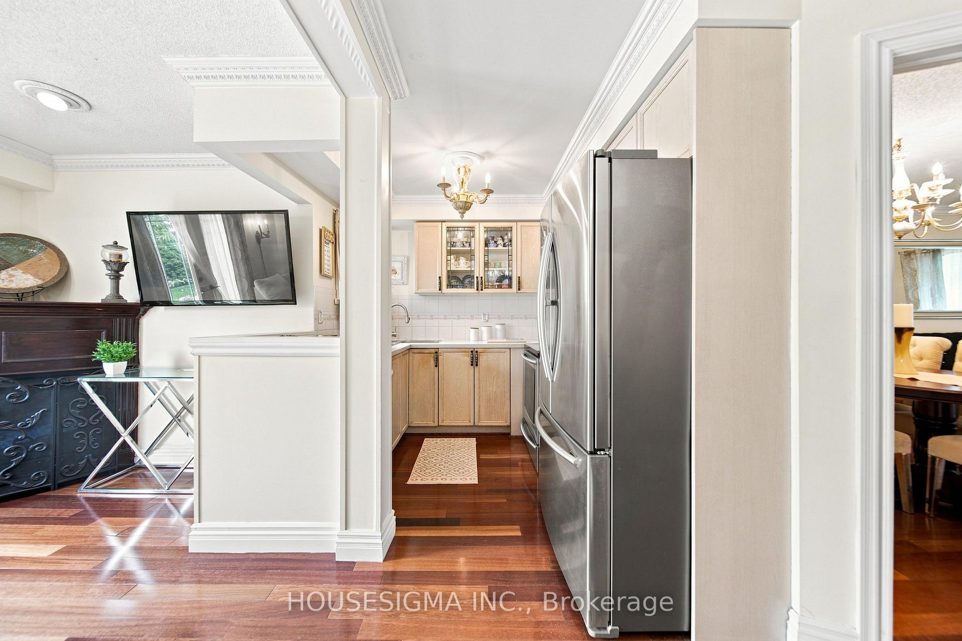 Photo 15 of 902 Applecroft Circle, Mississauga, East Credit — HOMEH
