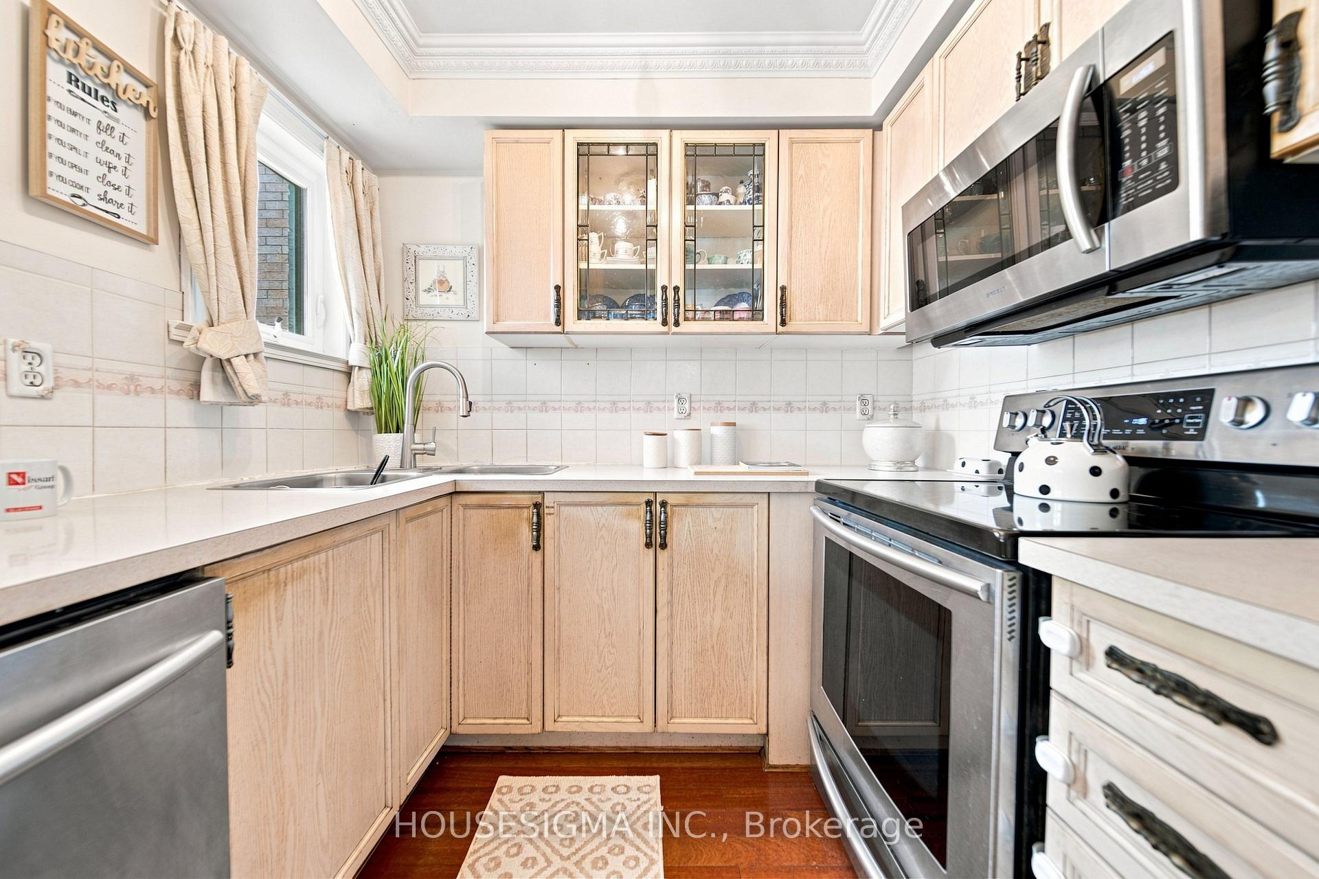 Photo 16 of 902 Applecroft Circle, Mississauga, East Credit — HOMEH