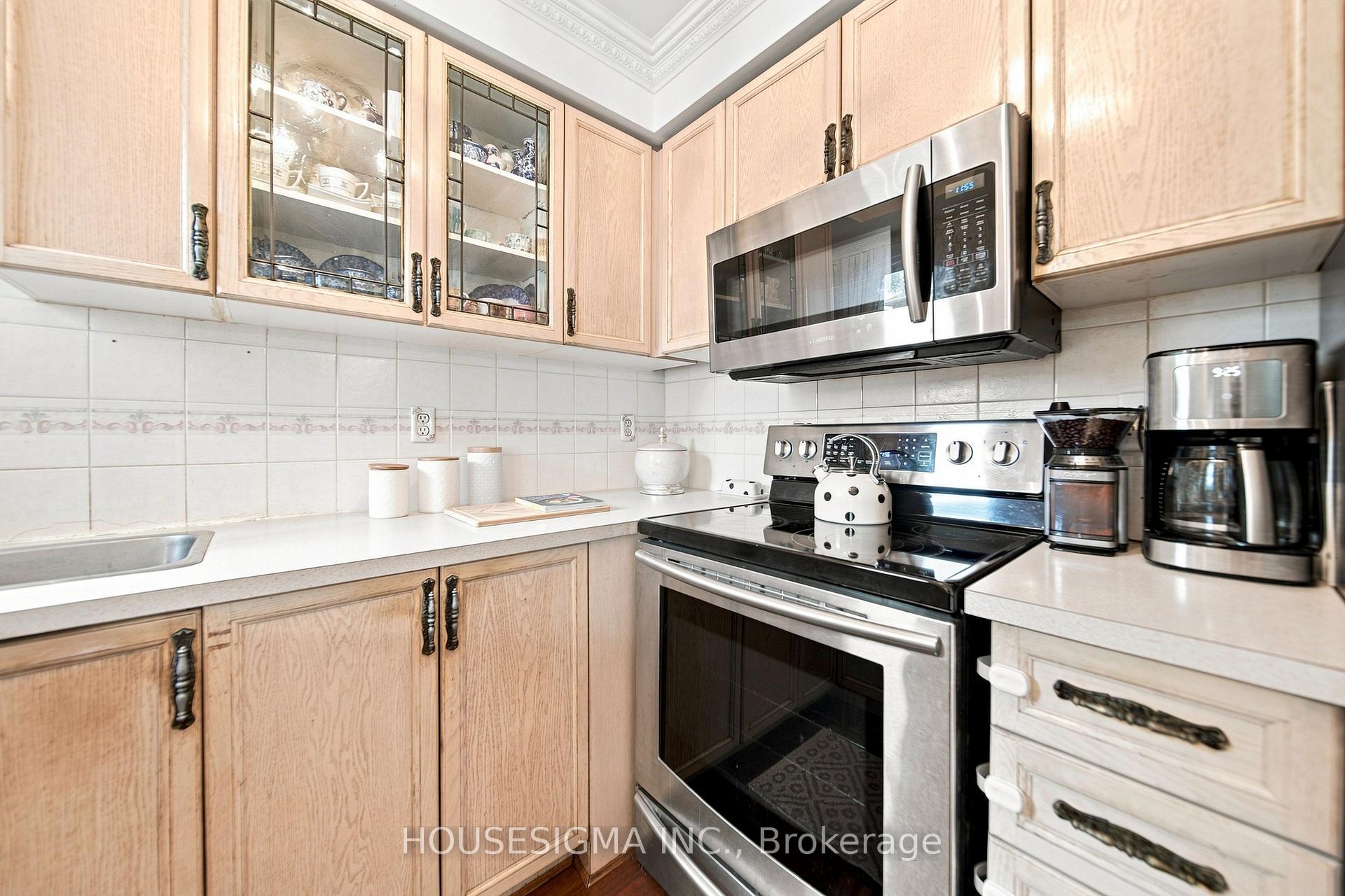 Photo 17 of 902 Applecroft Circle, Mississauga, East Credit — HOMEH