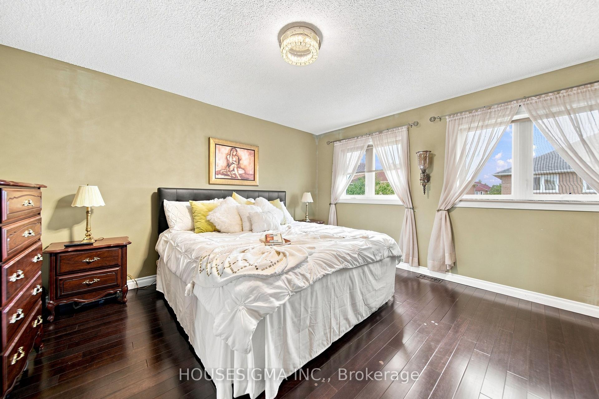 Photo 22 of 902 Applecroft Circle, Mississauga, East Credit — HOMEH