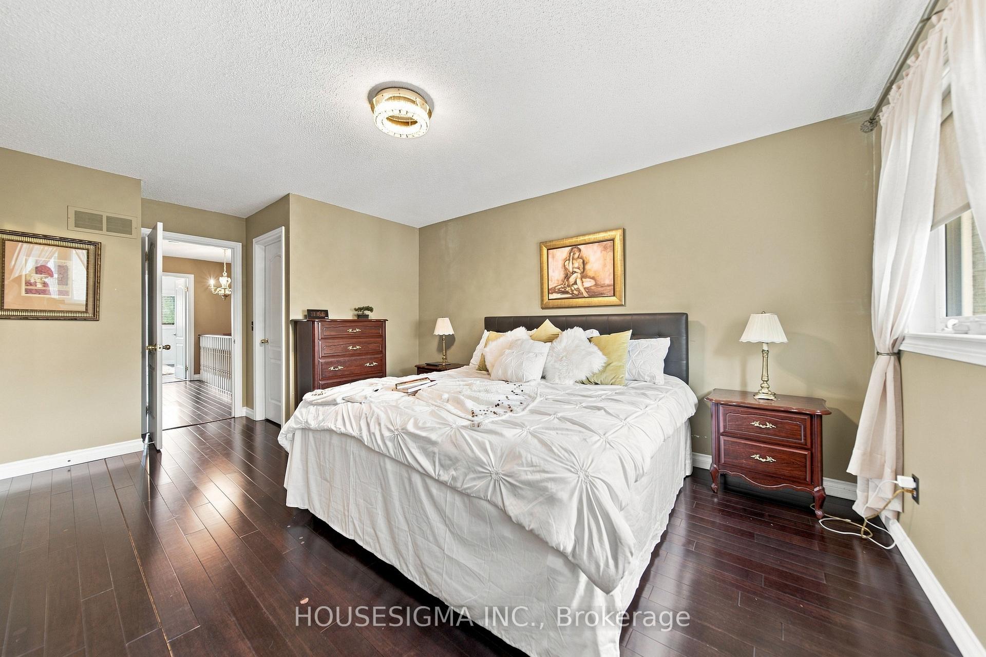Photo 24 of 902 Applecroft Circle, Mississauga, East Credit — HOMEH