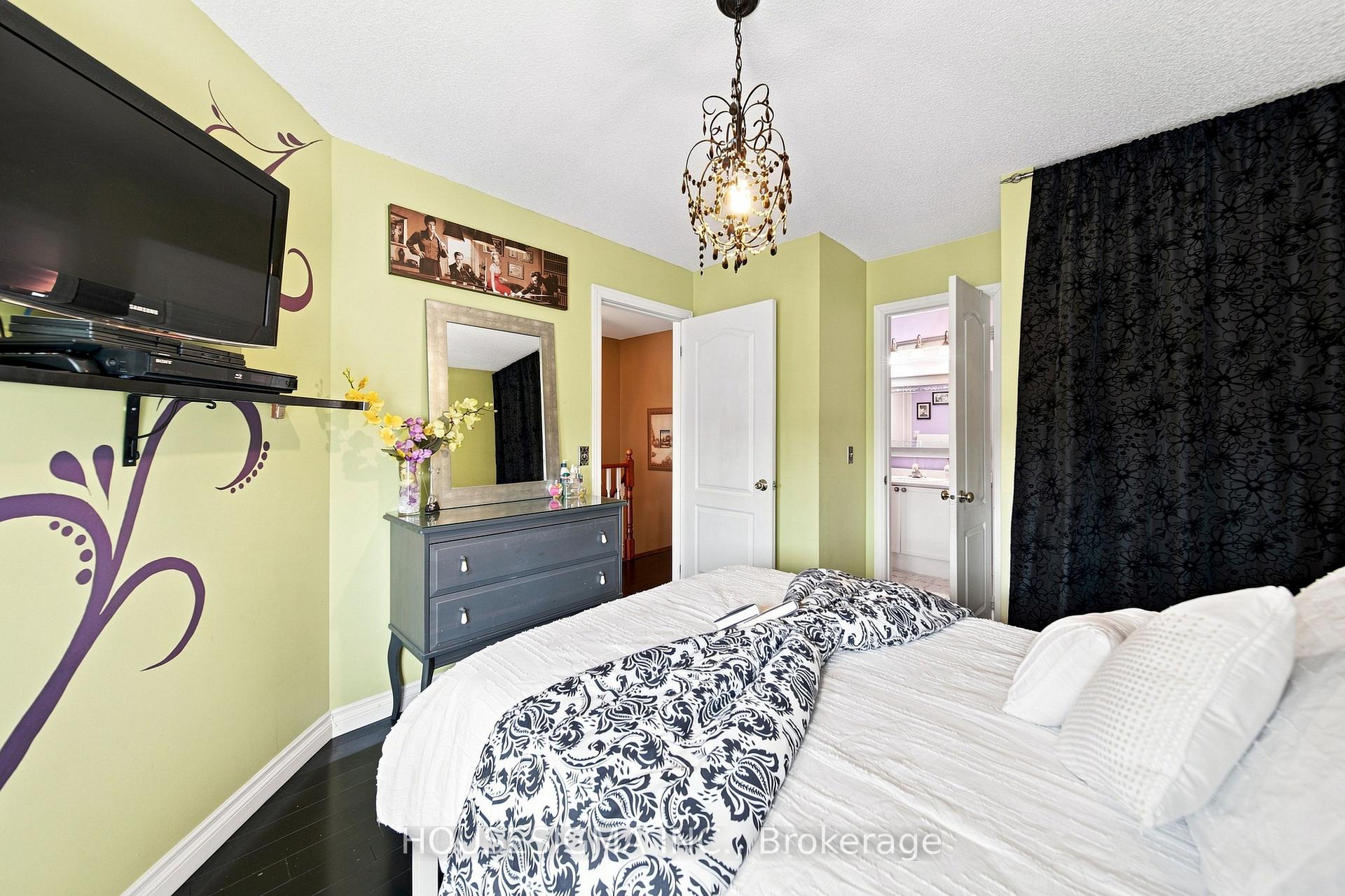 Photo 26 of 902 Applecroft Circle, Mississauga, East Credit — HOMEH
