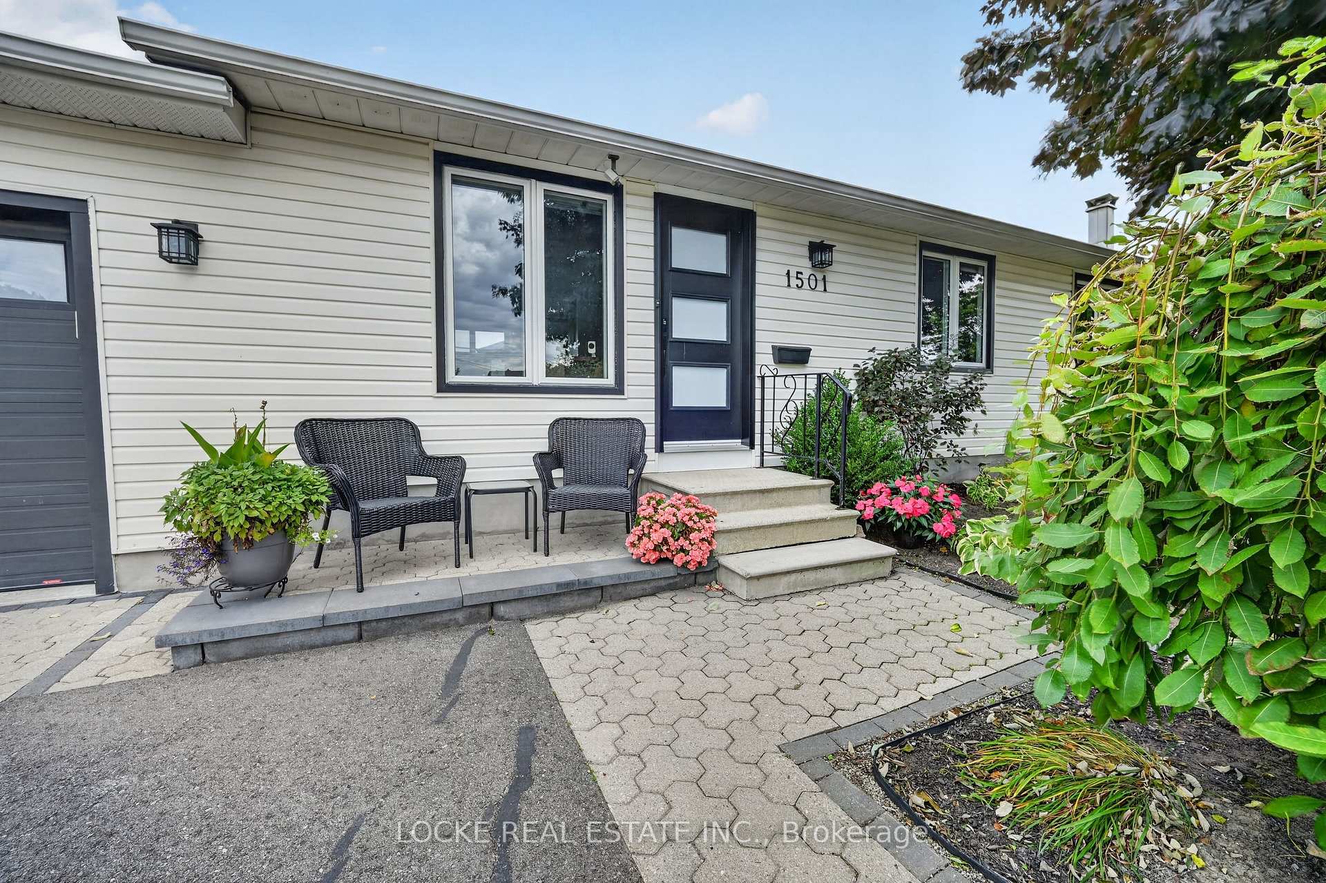Photo 2 of 1501 Queenswood Crescent, Ottawa, Bilberry Creek/Queenswood Heights — HOMEH