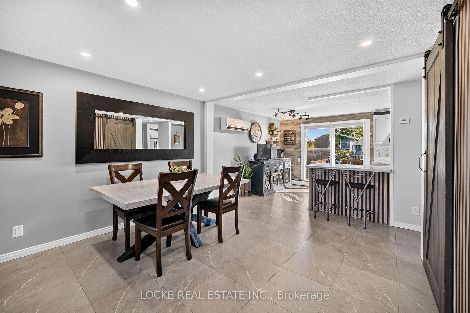 Photo 3 of 1501 Queenswood Crescent, Ottawa, Bilberry Creek/Queenswood Heights — HOMEH