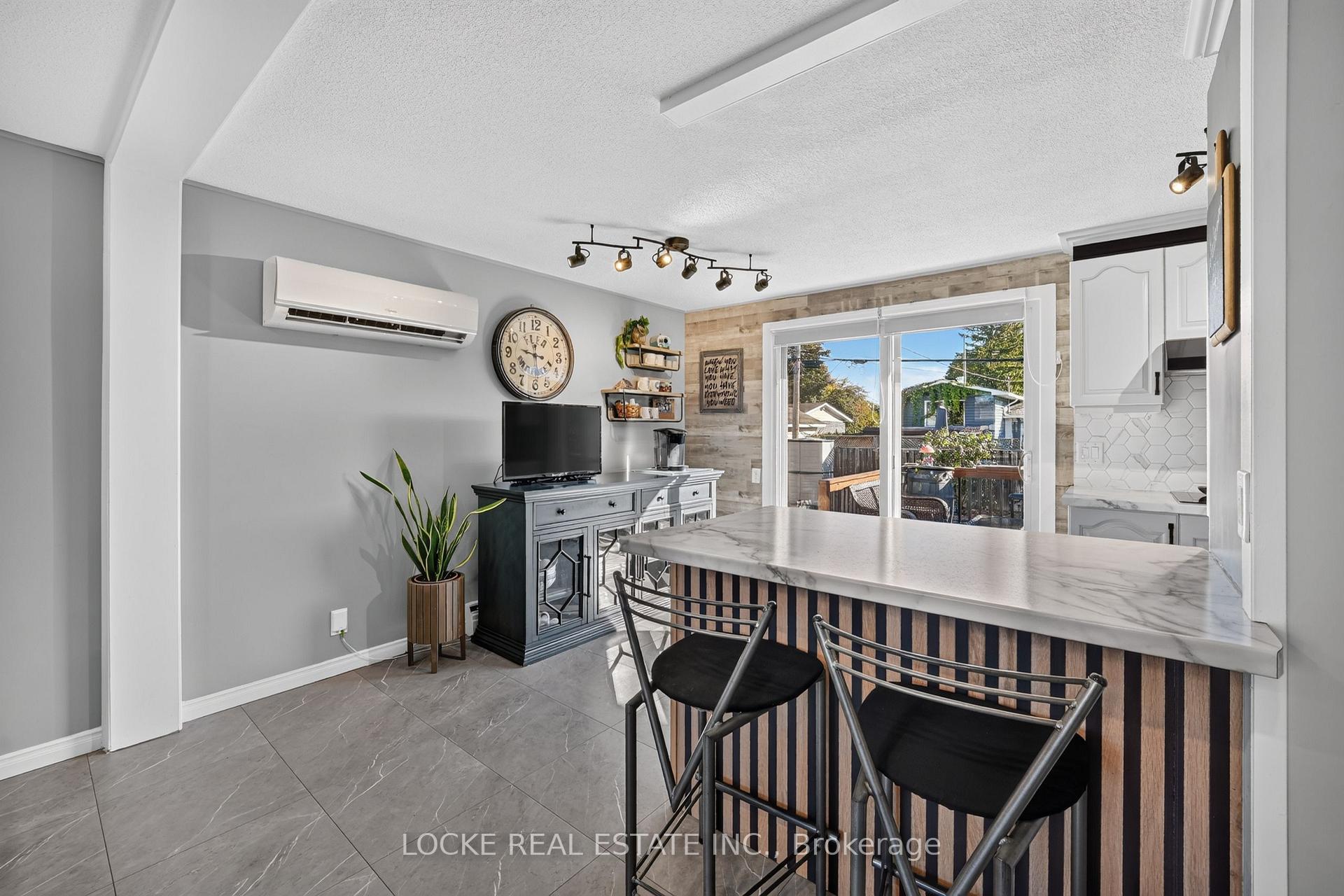 Photo 4 of 1501 Queenswood Crescent, Ottawa, Bilberry Creek/Queenswood Heights — HOMEH