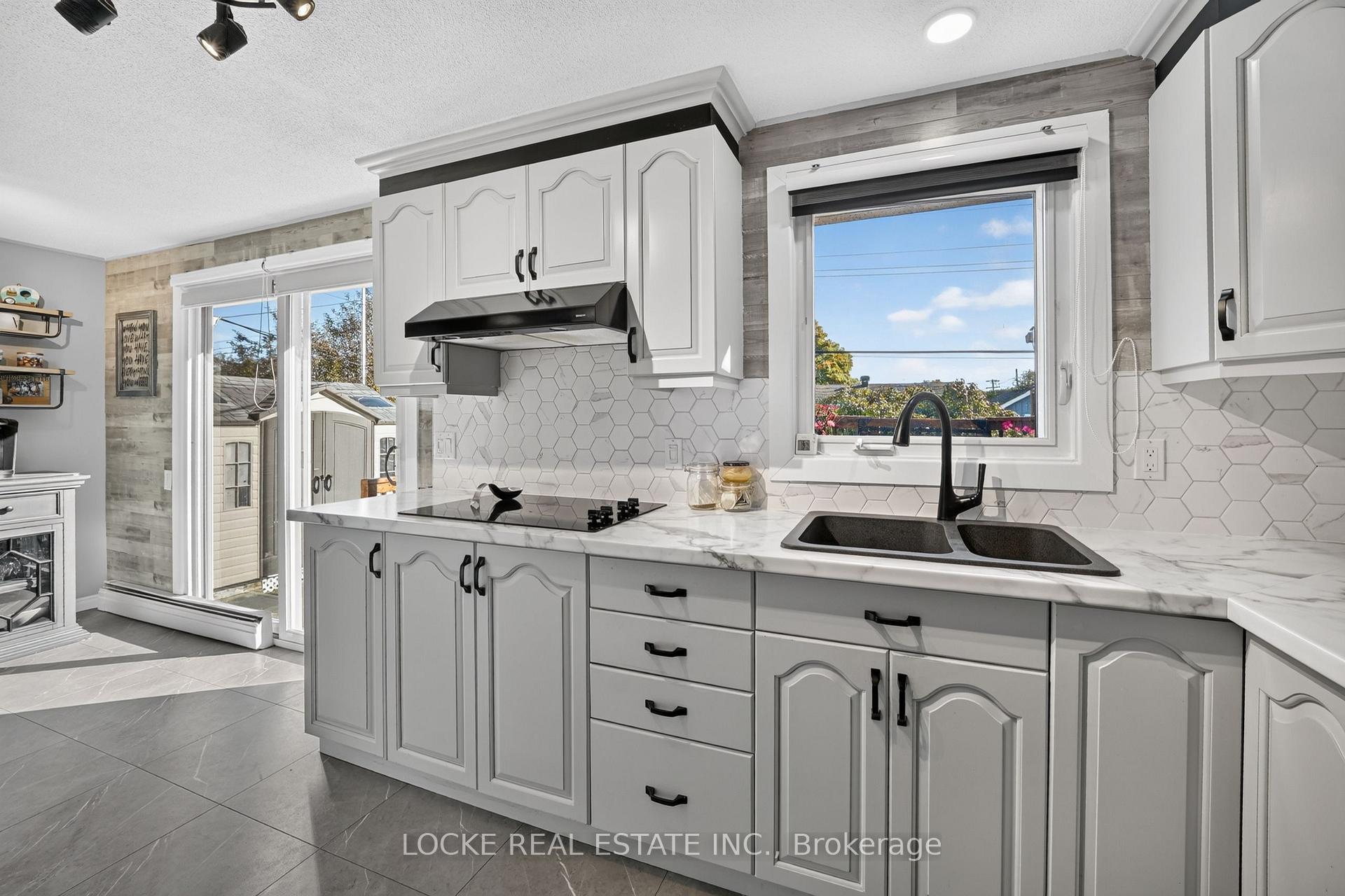 Photo 7 of 1501 Queenswood Crescent, Ottawa, Bilberry Creek/Queenswood Heights — HOMEH