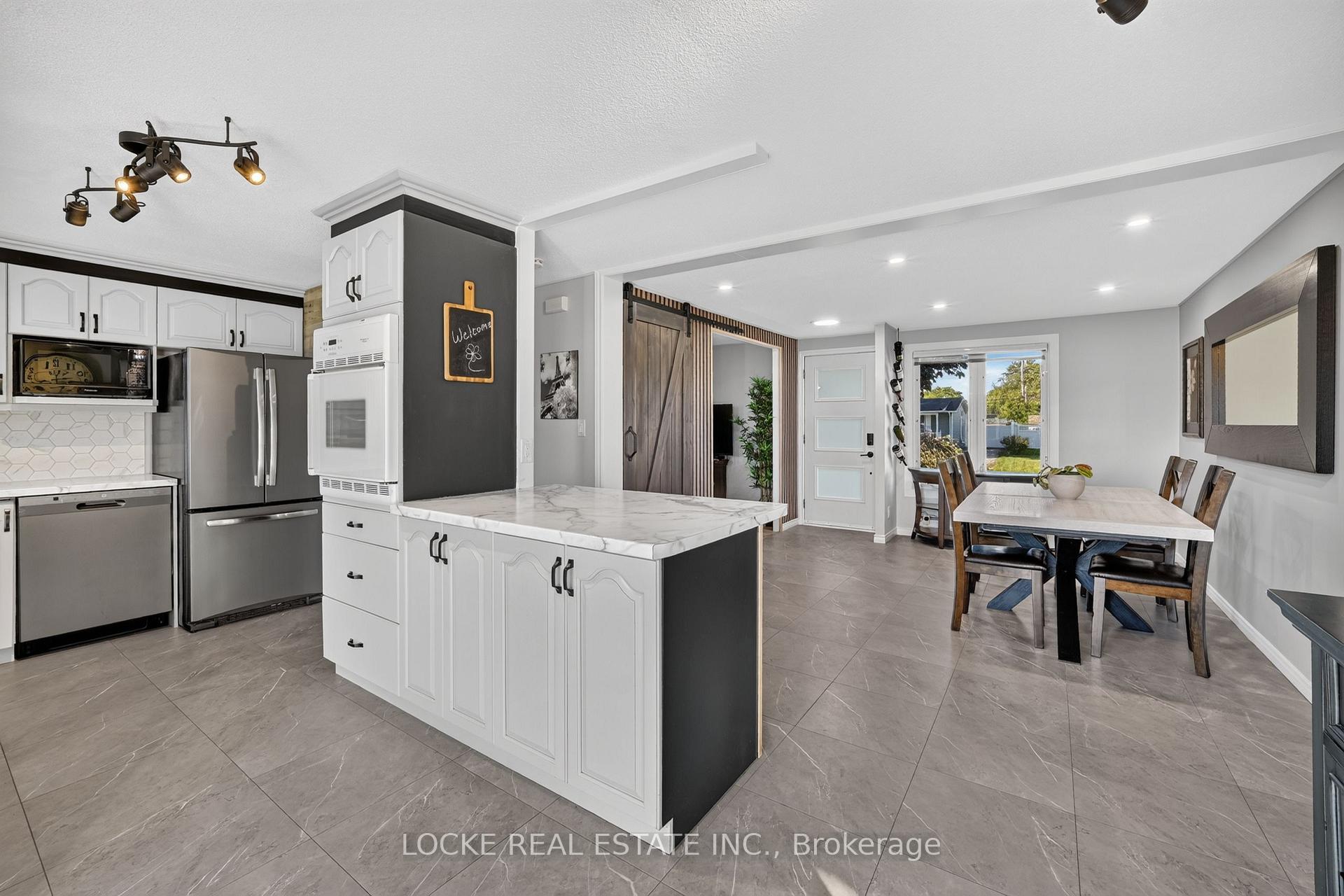Photo 11 of 1501 Queenswood Crescent, Ottawa, Bilberry Creek/Queenswood Heights — HOMEH
