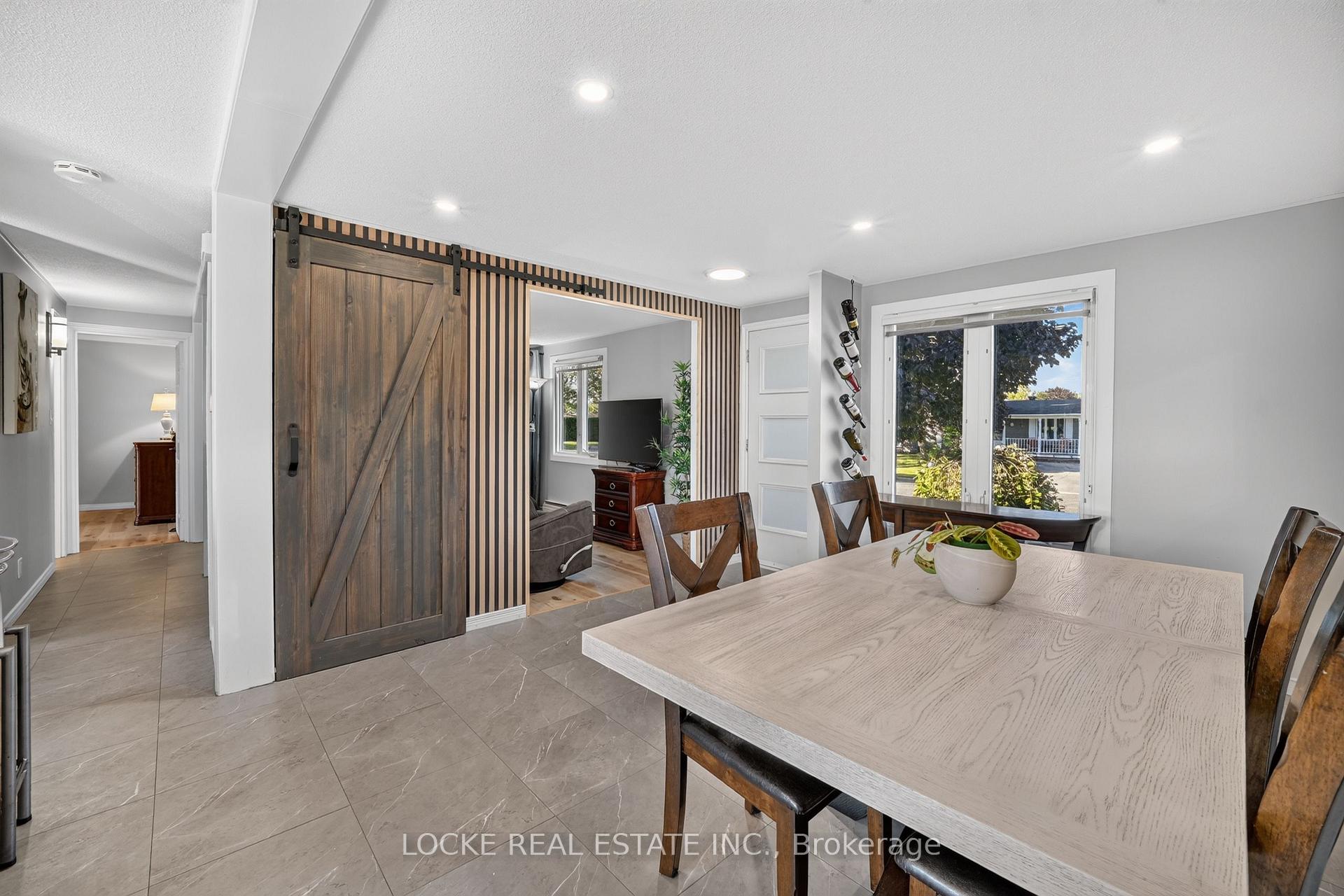 Photo 13 of 1501 Queenswood Crescent, Ottawa, Bilberry Creek/Queenswood Heights — HOMEH