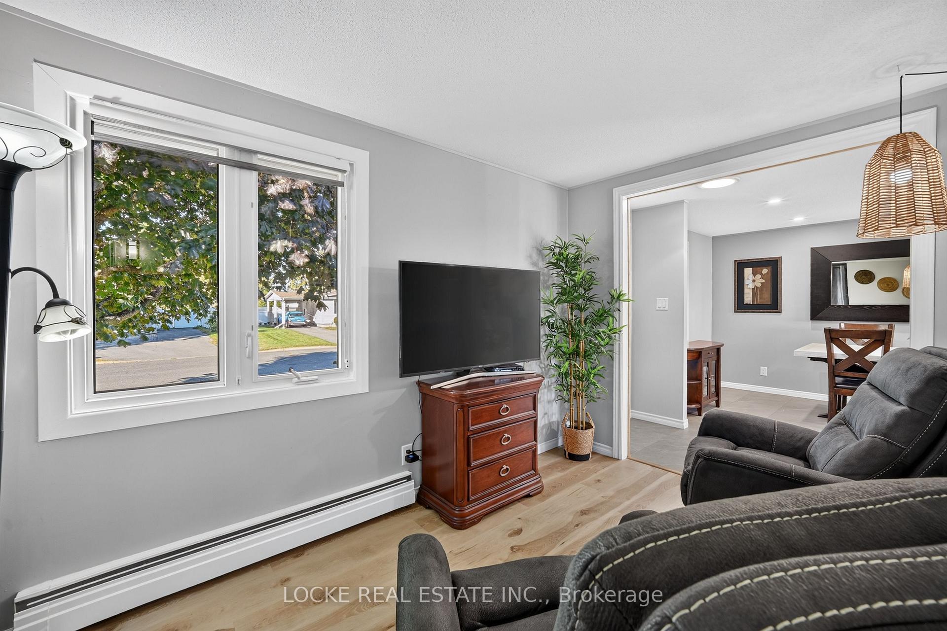 Photo 19 of 1501 Queenswood Crescent, Ottawa, Bilberry Creek/Queenswood Heights — HOMEH