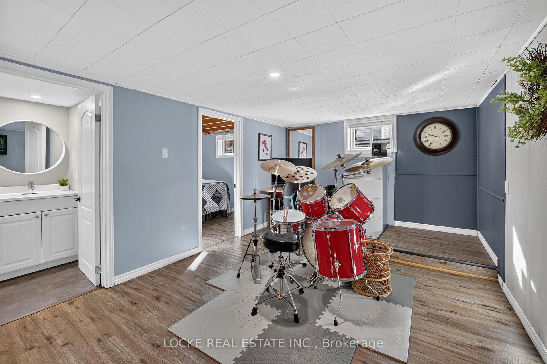 Photo 32 of 1501 Queenswood Crescent, Ottawa, Bilberry Creek/Queenswood Heights — HOMEH