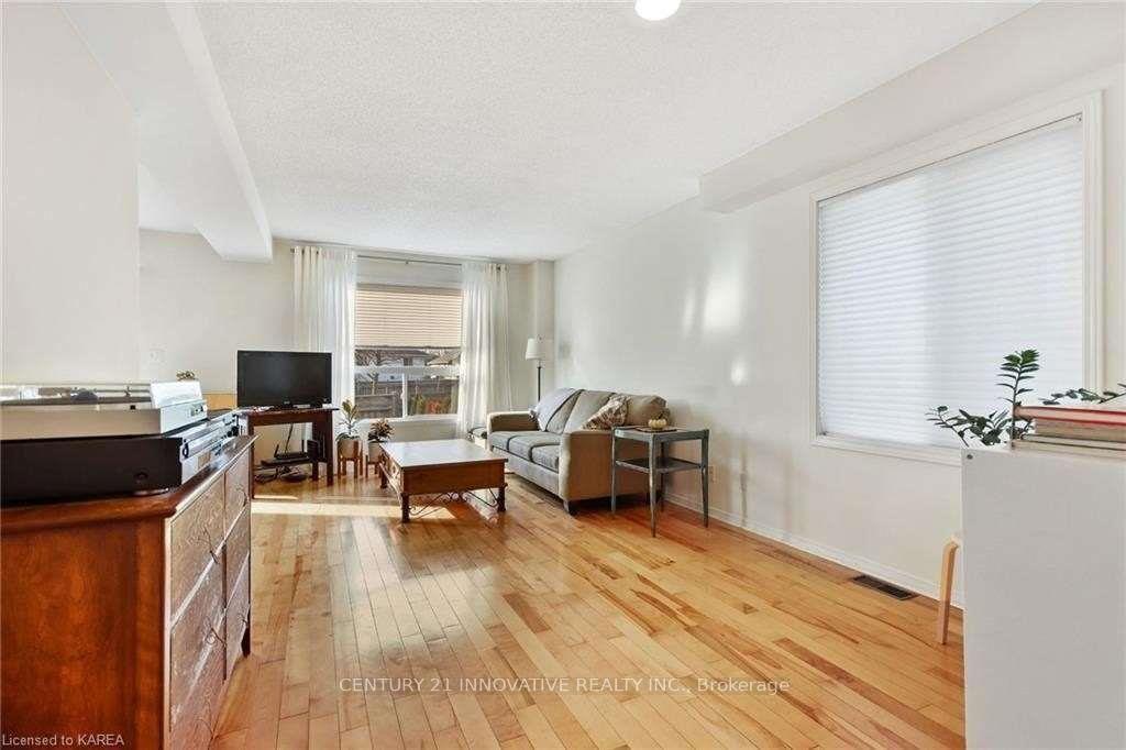 Photo 4 of 458 Freeman Crescent E, Kingston, Kingston East (Incl Barret Crt) — HOMEH