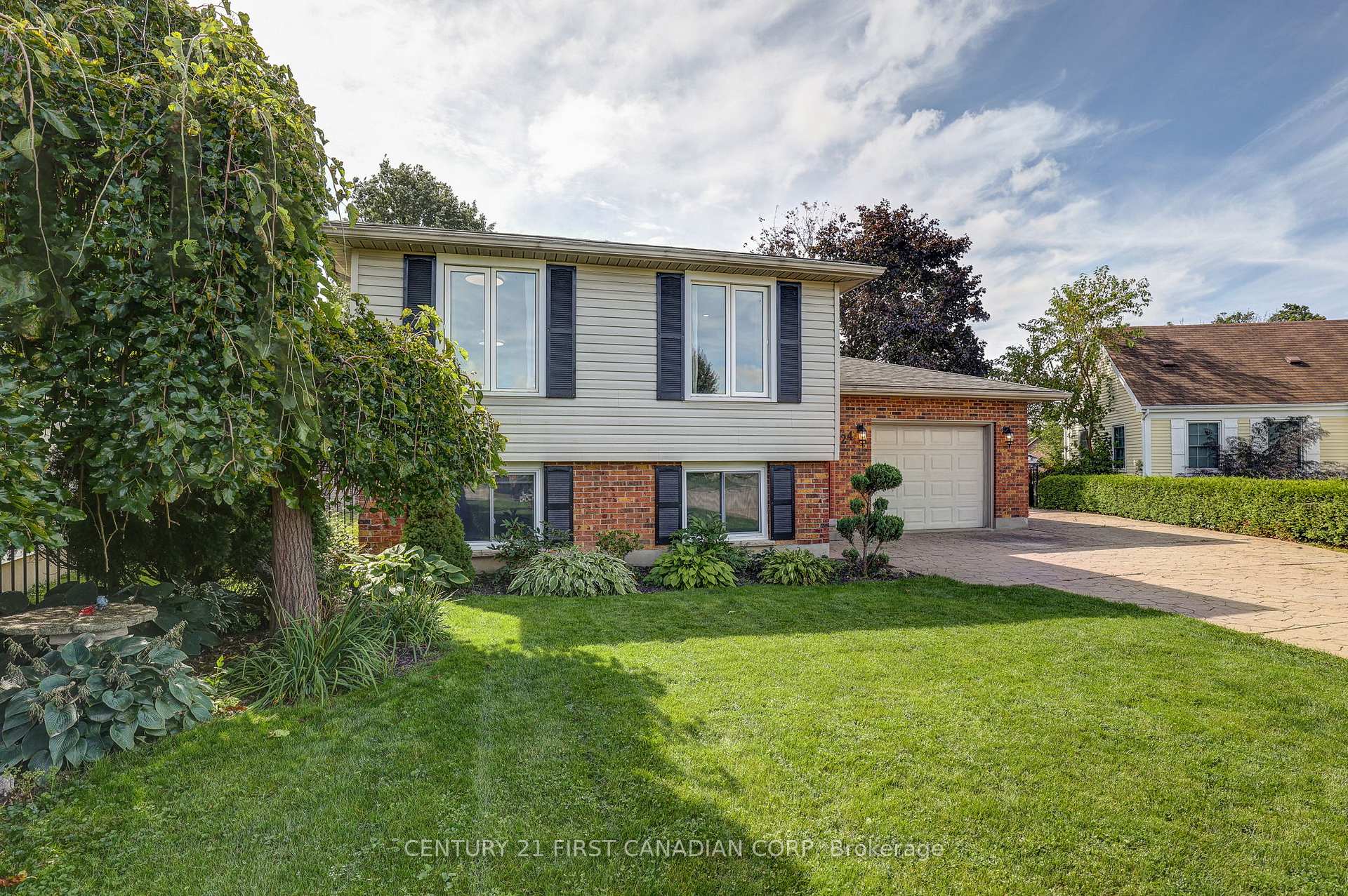 Photo 2 of 24 Erinlea Drive, St. Thomas — HOMEH