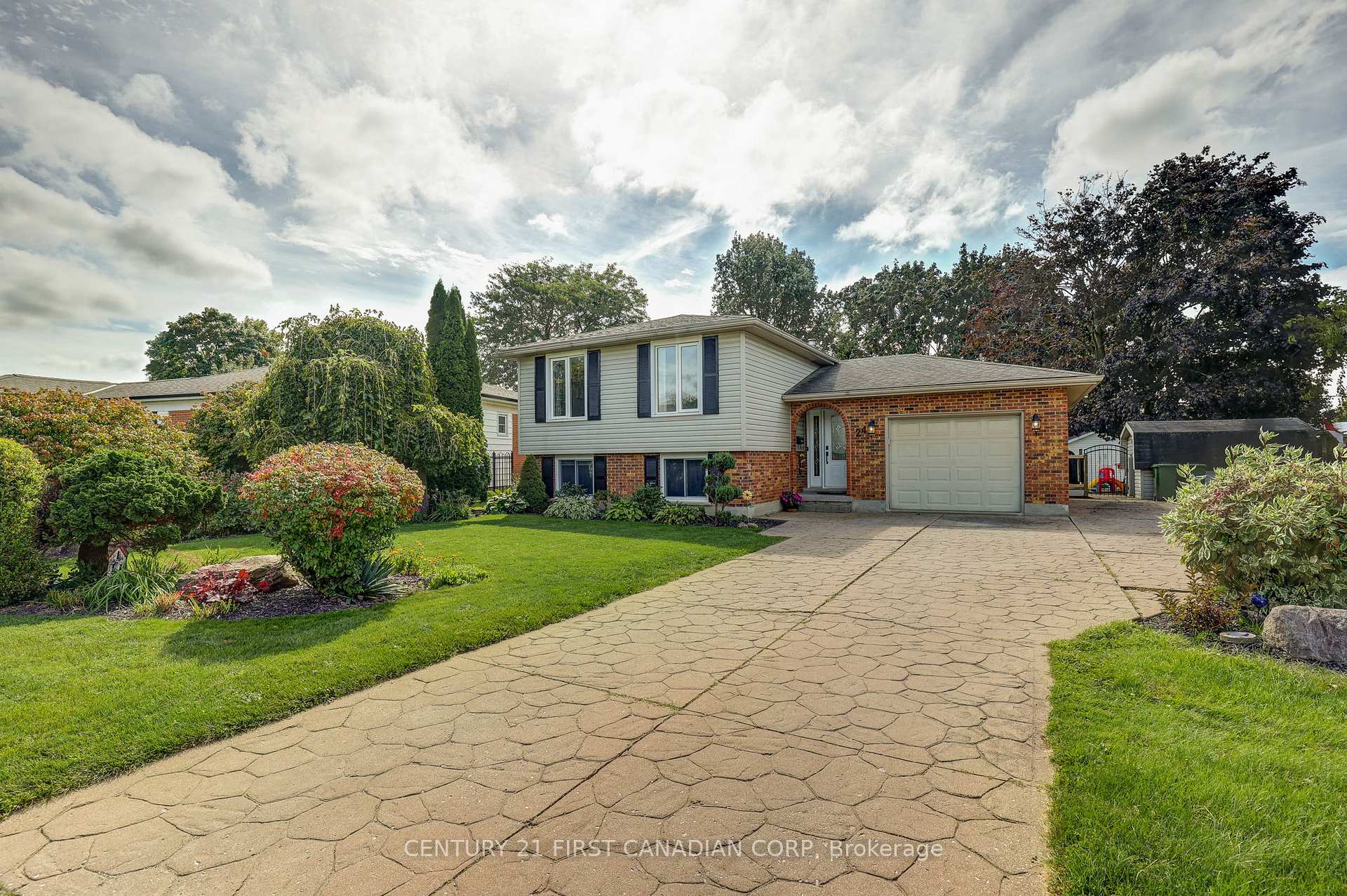 Photo 3 of 24 Erinlea Drive, St. Thomas — HOMEH