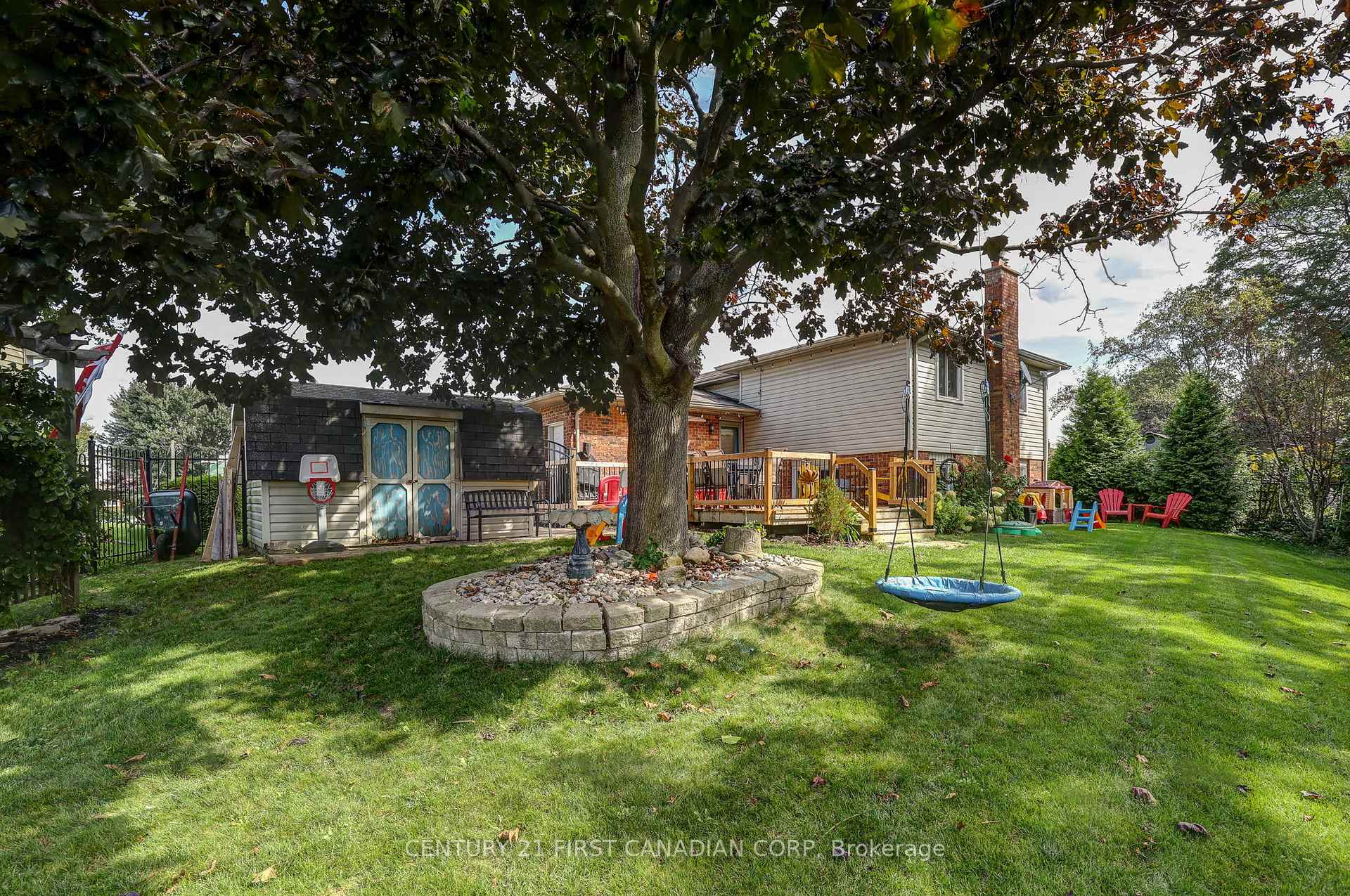 Photo 5 of 24 Erinlea Drive, St. Thomas — HOMEH