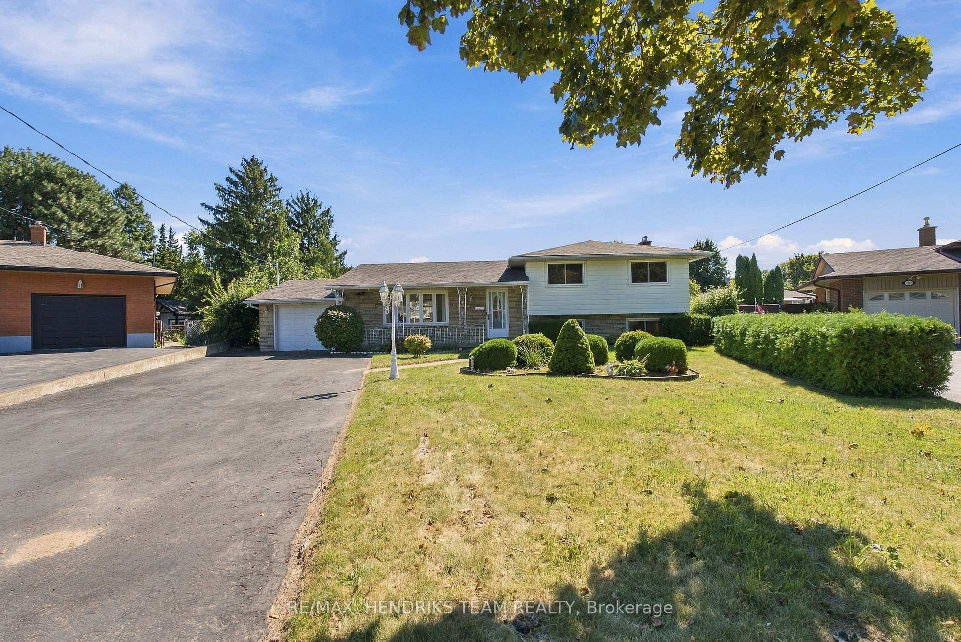 Photo 1 of 8 Empress Court, St. Catharines, Lakeport — HOMEH