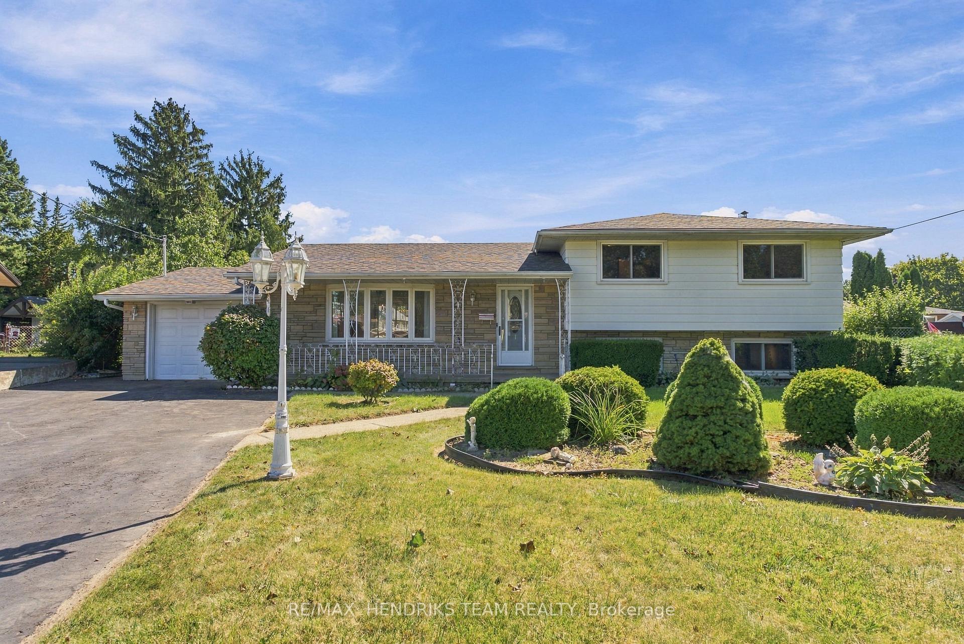 Photo 3 of 8 Empress Court, St. Catharines, Lakeport — HOMEH