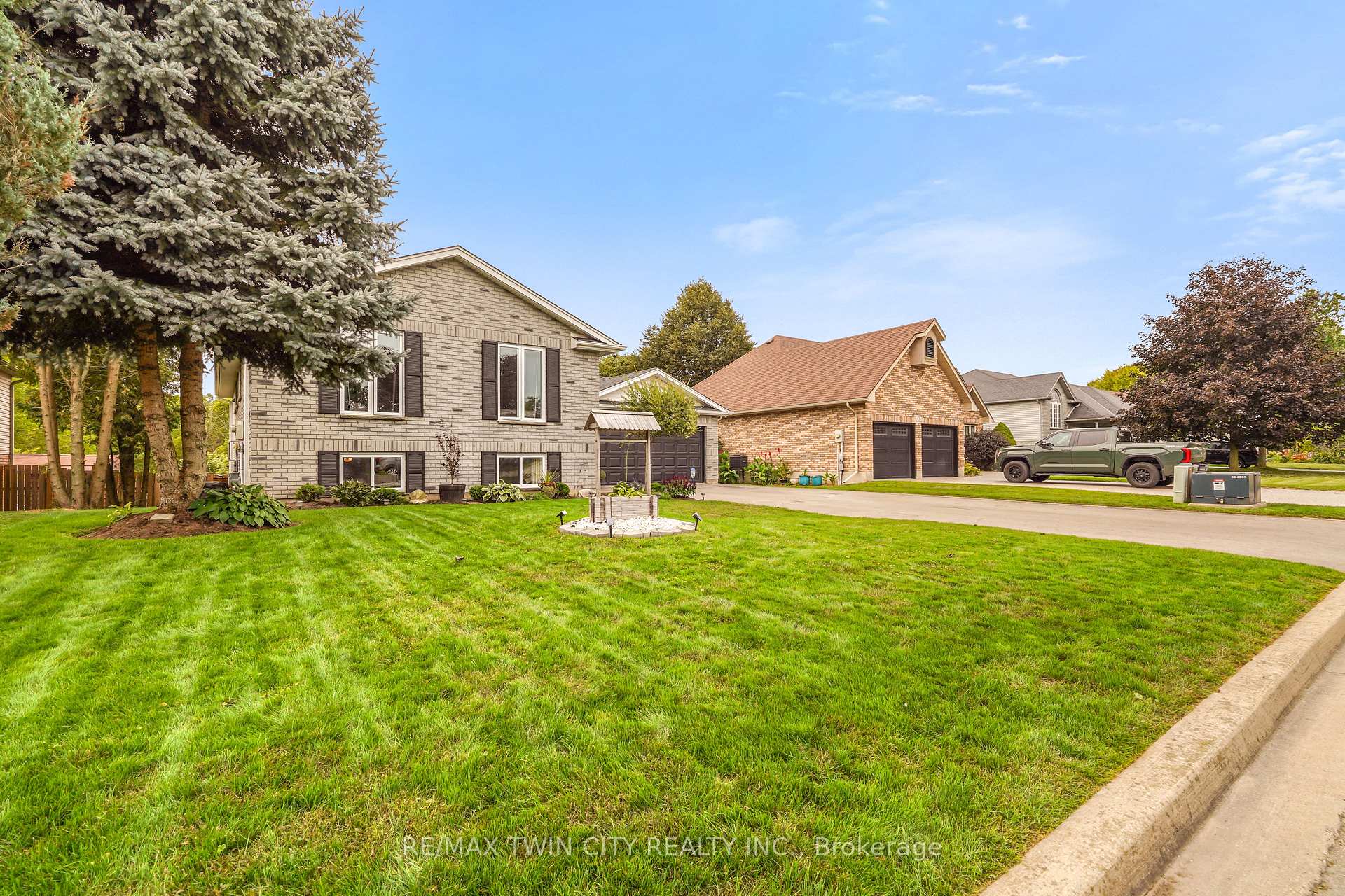 Photo 3 of 26 MacPherson Drive, Brant, Paris — HOMEH