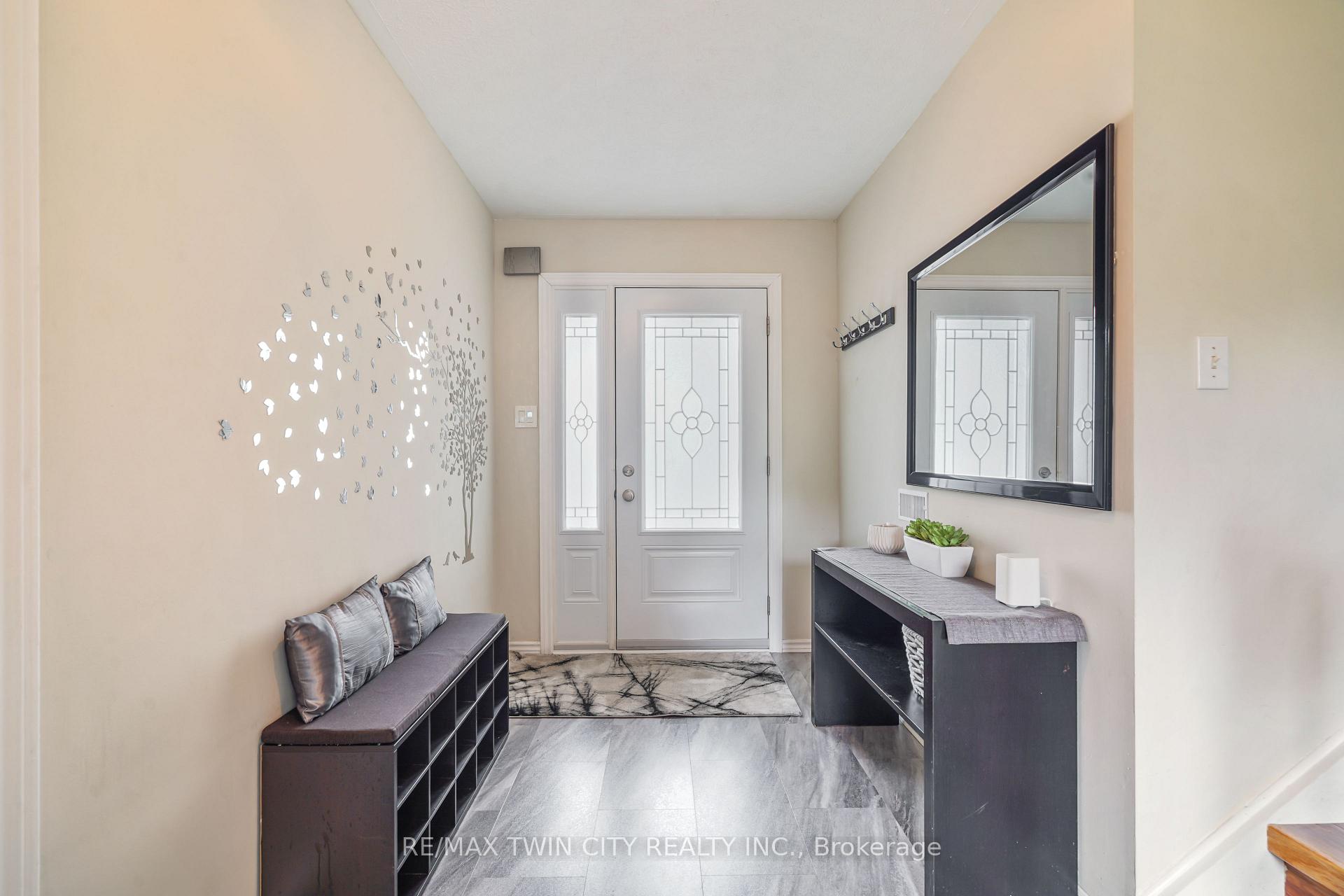 Photo 4 of 26 MacPherson Drive, Brant, Paris — HOMEH